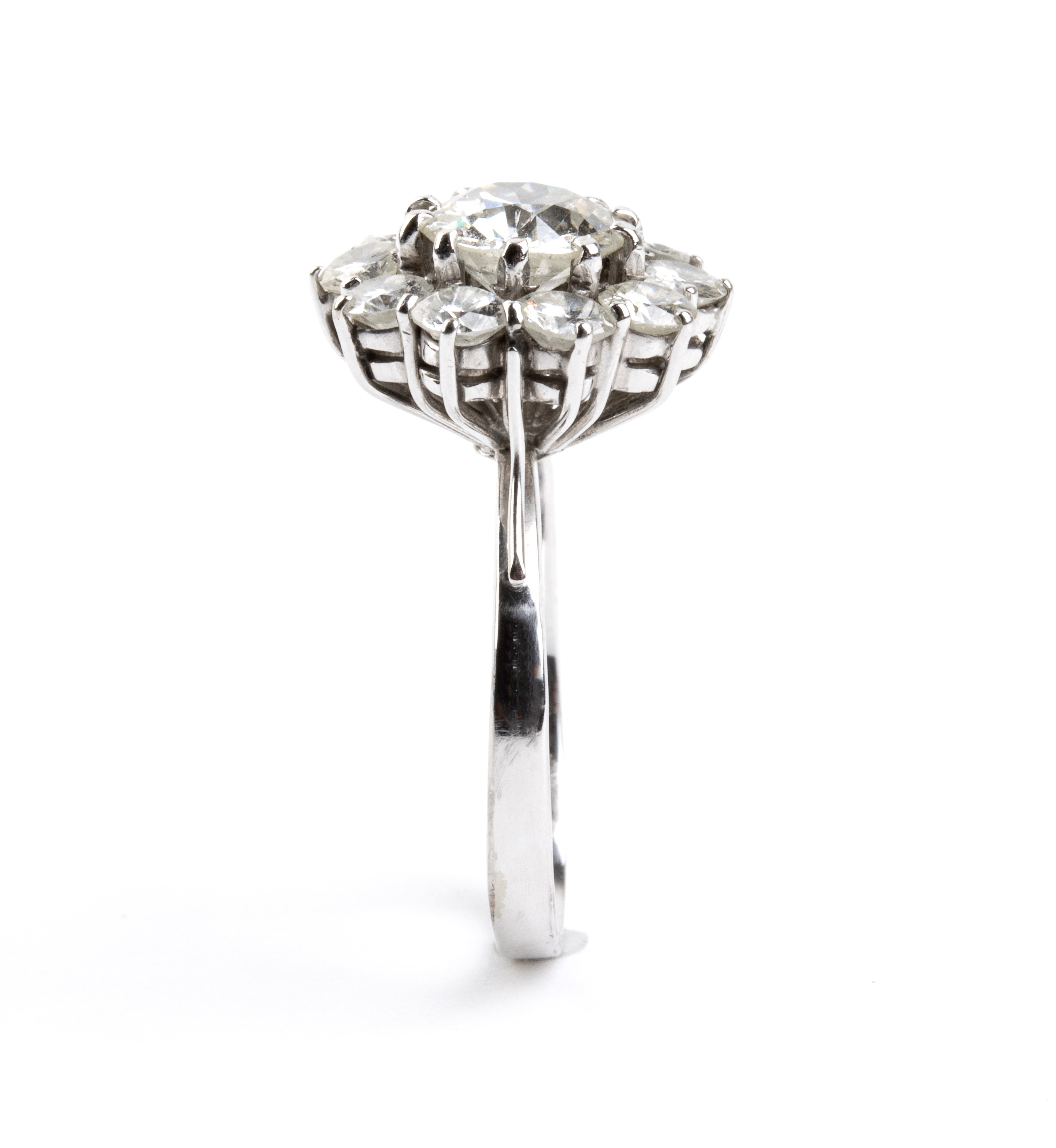 Anello in oro bianco con motivo a fiore e diamanti