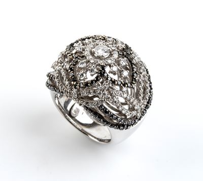 Anello a fascia in oro bianco 18k con diamanti neri e diamanti incolori