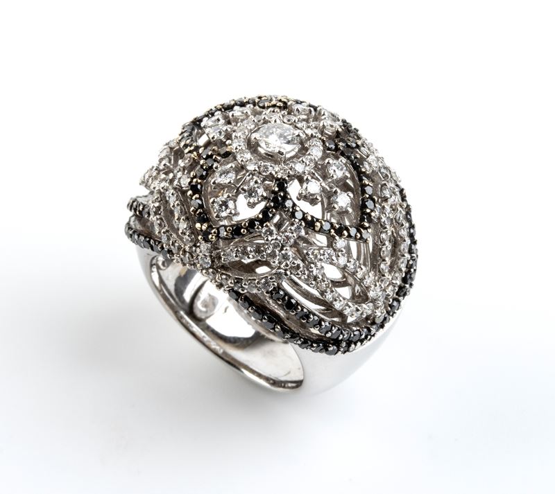 Anello a fascia in oro bianco 18k con diamanti neri e diamanti incolori