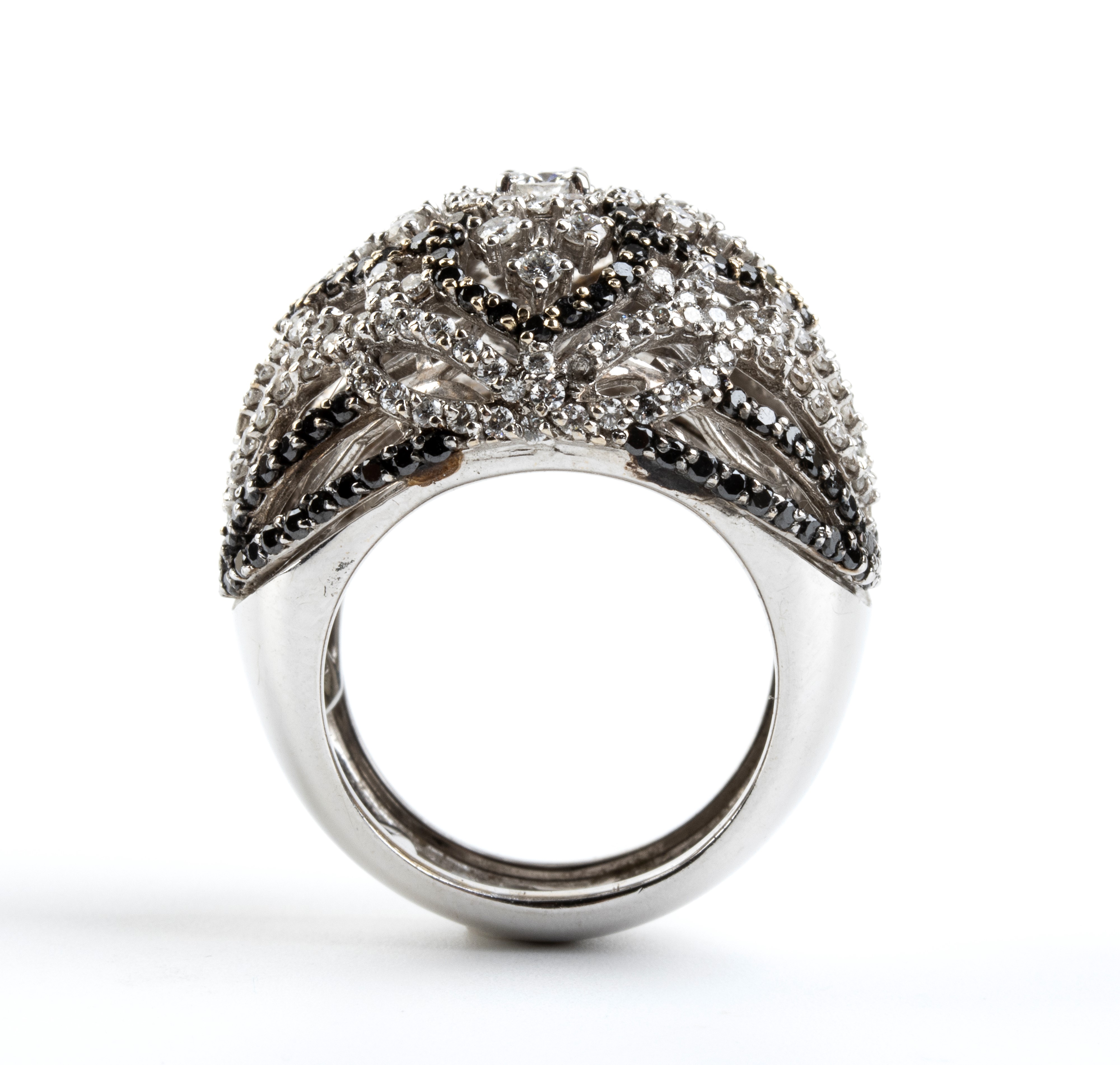 Anello a fascia in oro bianco 18k con diamanti neri e diamanti incolori