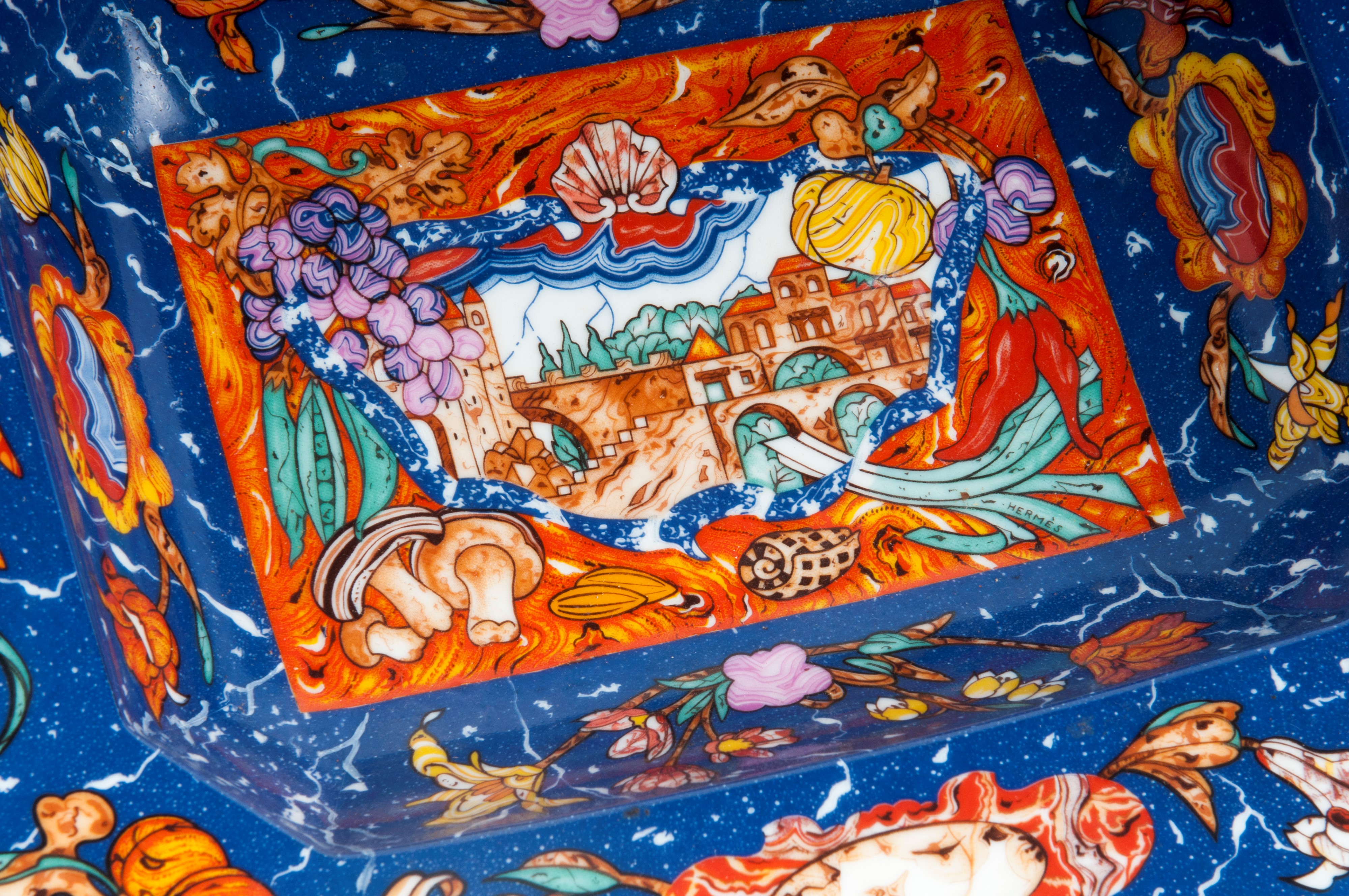 Hermes, Svuota tasche in porcellana a forma di vasca con decoro a frutta e fiori, seconda metà XX...
