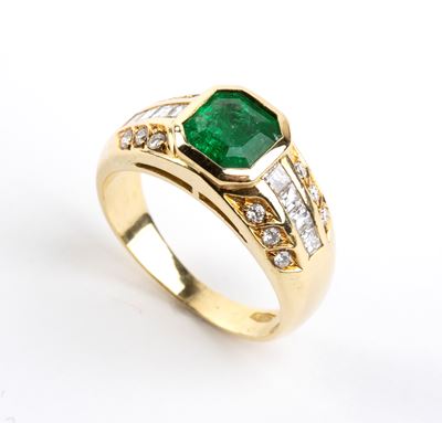 Anello in oro 18k con smeraldo ottagonale e diamanti