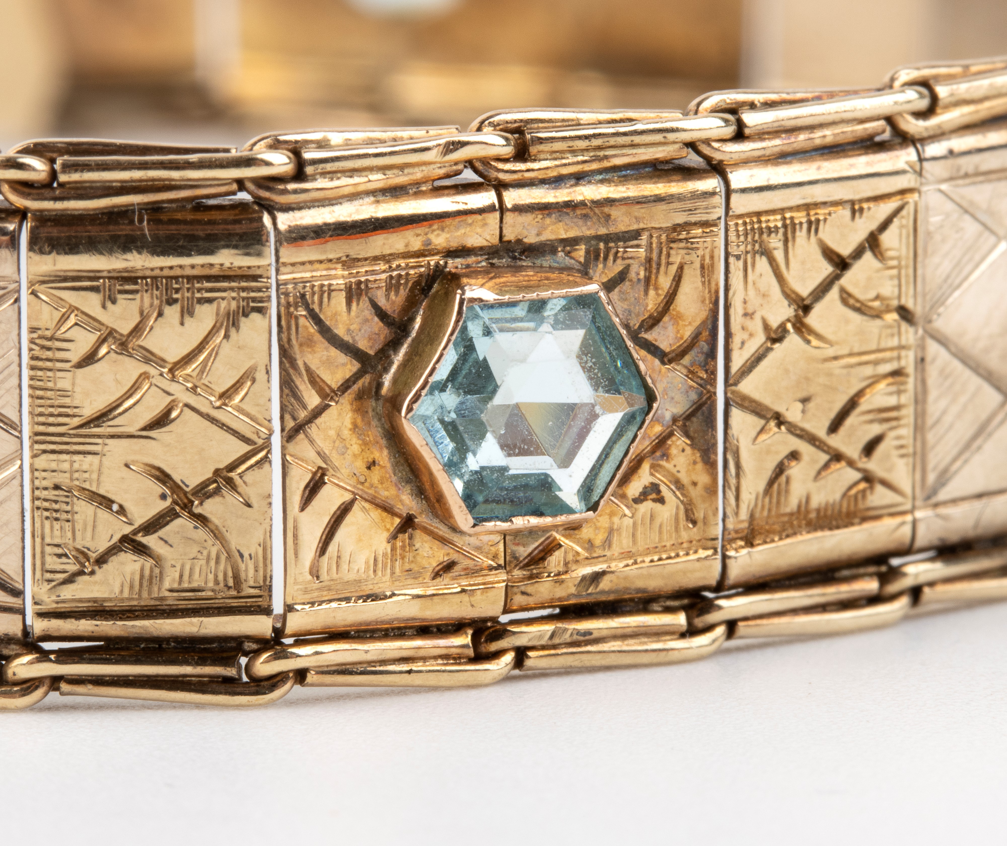 Bracciale, oro giallo 12k e cinque paste vitree, anni ’50