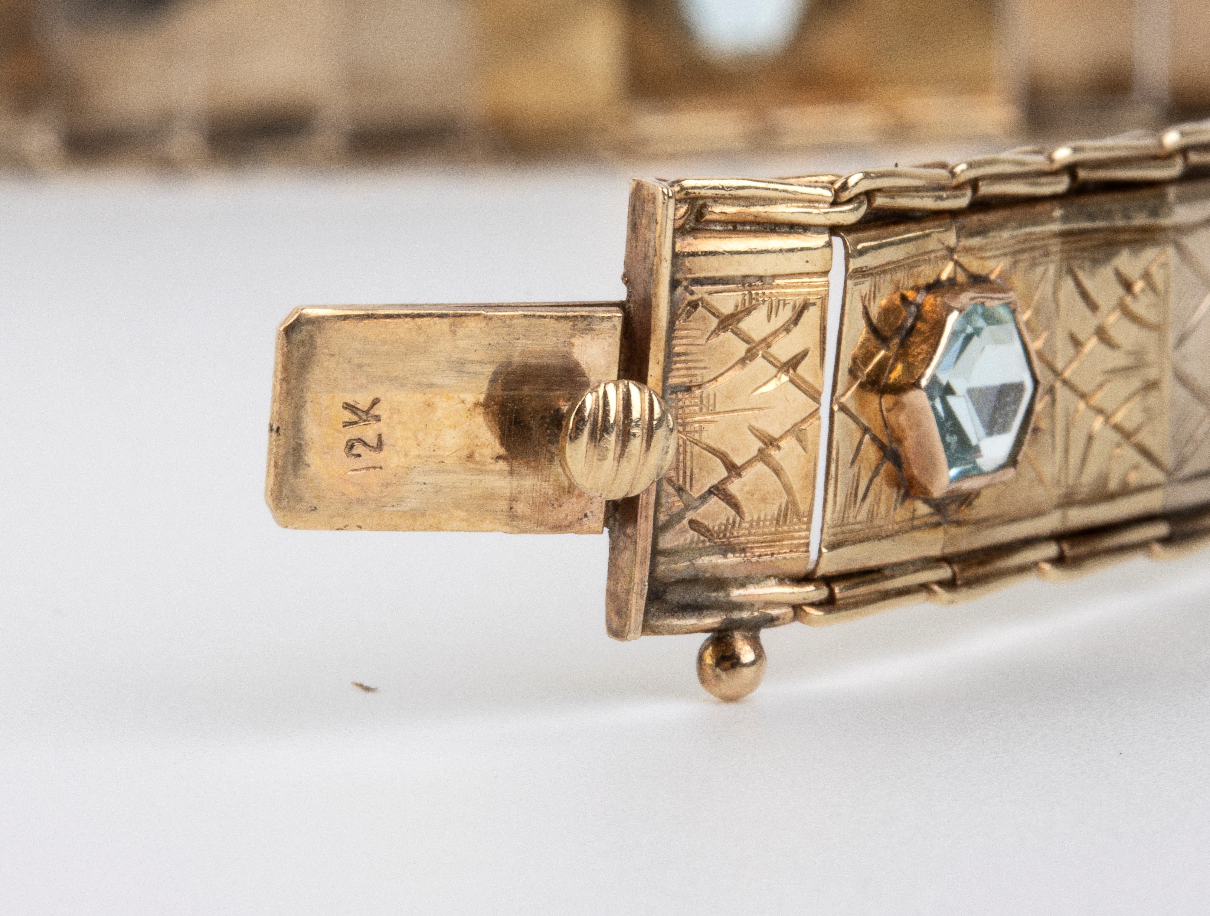 Bracciale, oro giallo 12k e cinque paste vitree, anni ’50