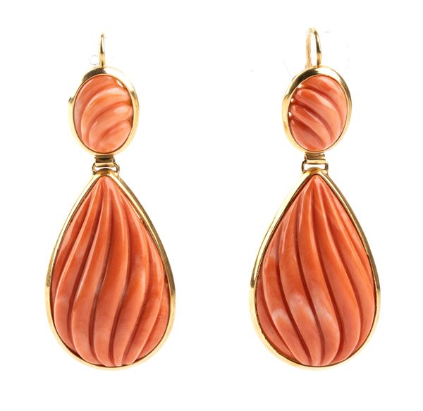 Orecchini pendenti in oro e corallo