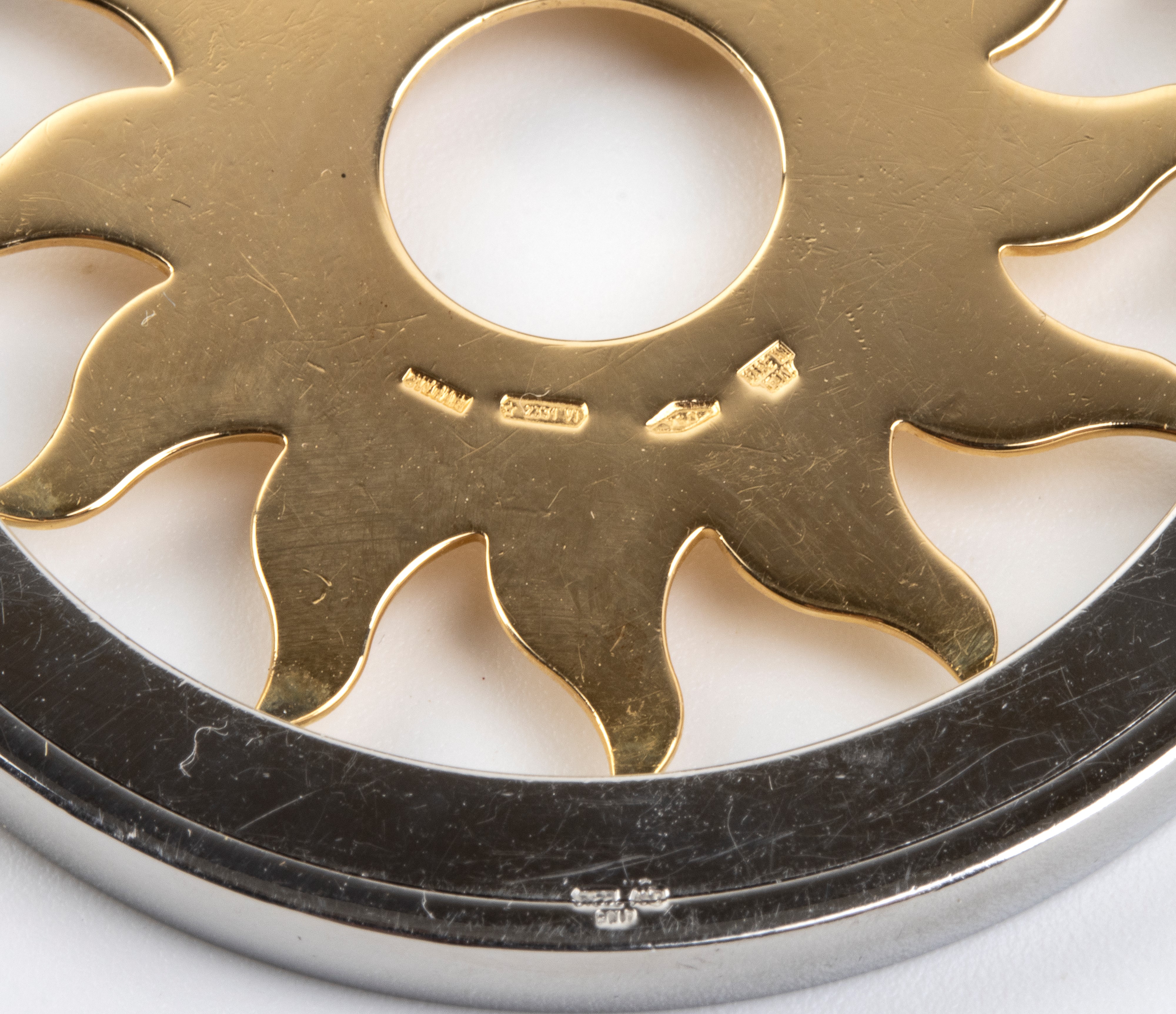 Bulgari - Girocollo con pendente in oro giallo 18k e acciaio raffigurante un sole