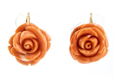 Orecchini in oro giallo 18k con corallo cerasuolo scolpito a bocciolo di rosa