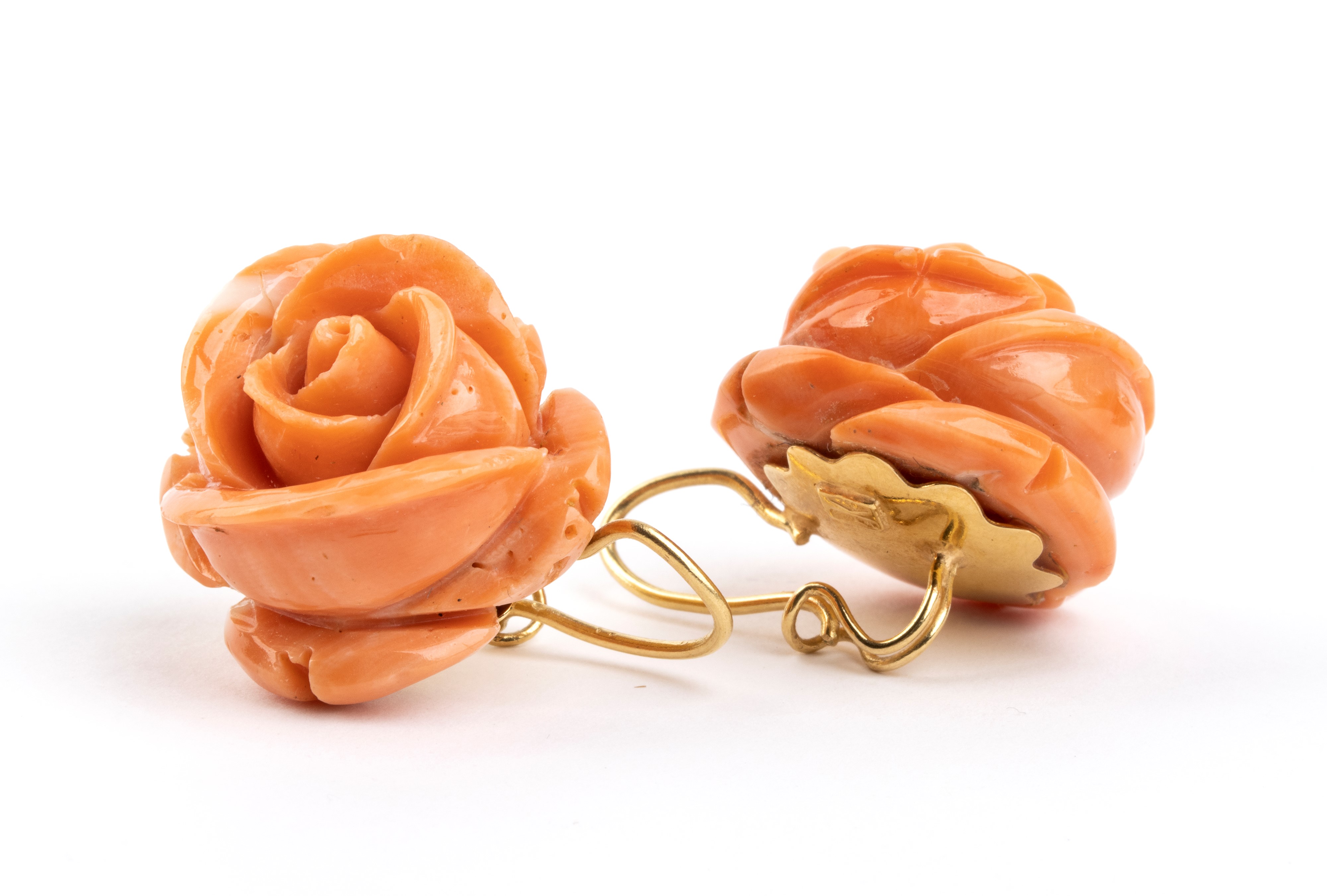 Orecchini in oro giallo 18k con corallo cerasuolo scolpito a bocciolo di rosa