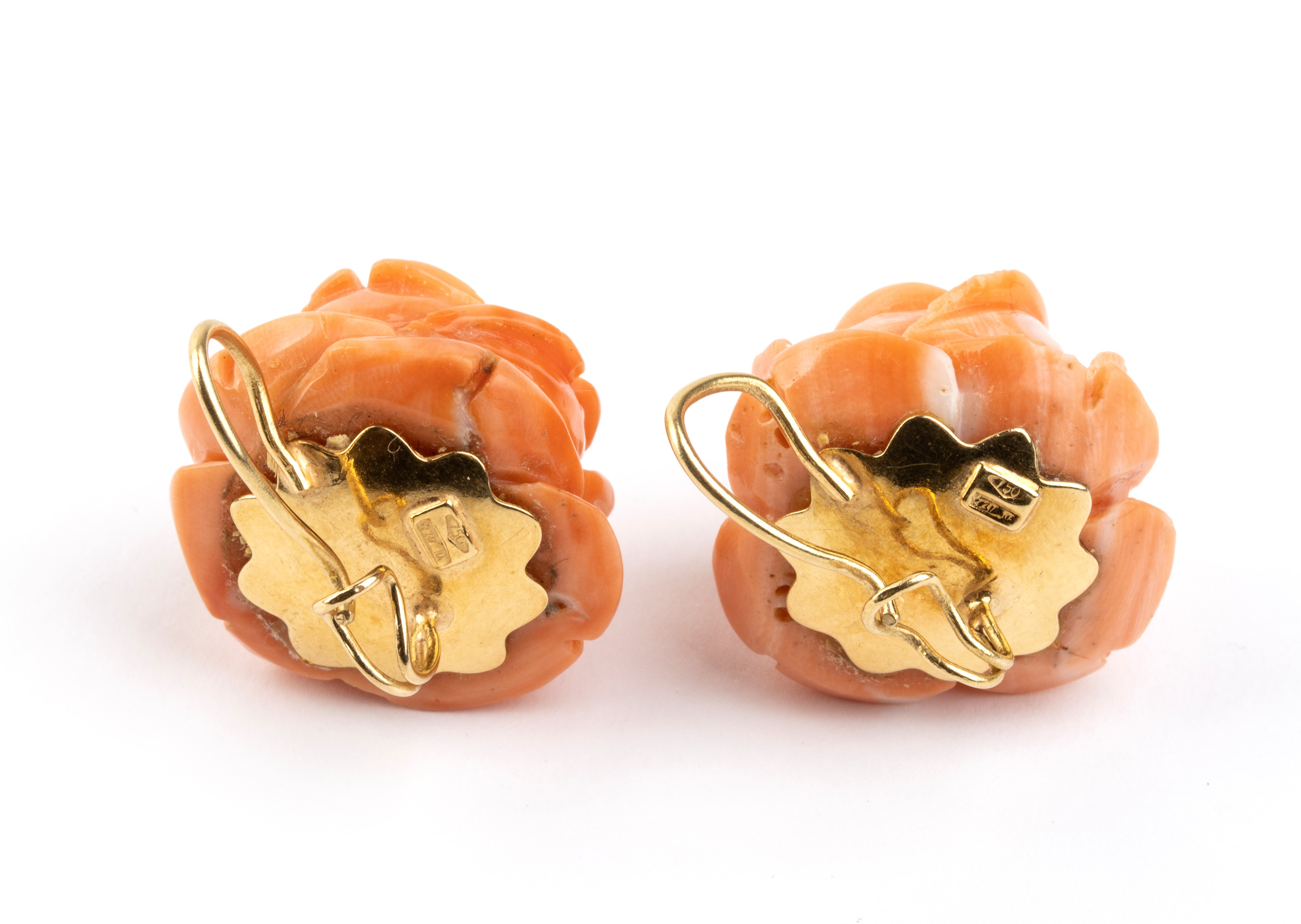 Orecchini in oro giallo 18k con corallo cerasuolo scolpito a bocciolo di rosa