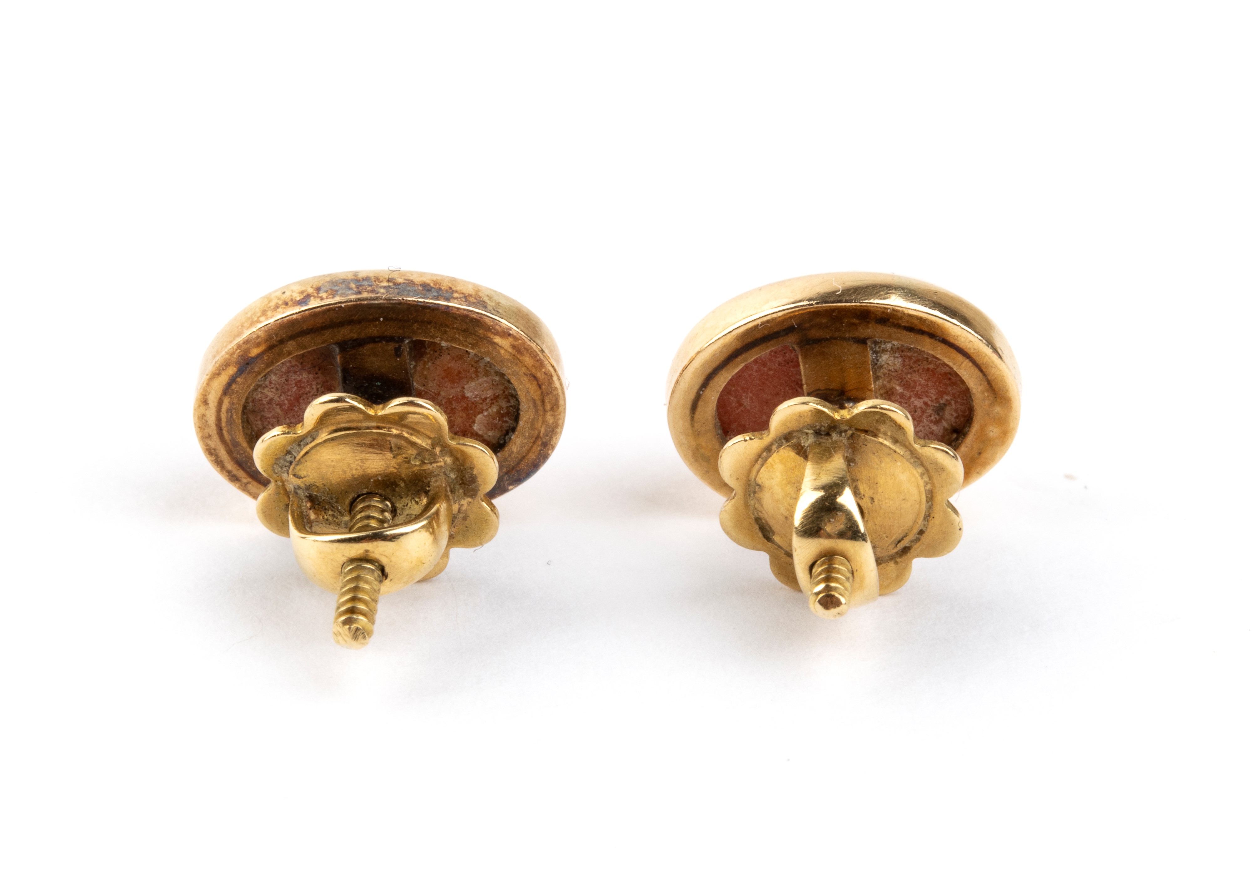 Orecchini, oro giallo 18k con cabochon di corallo Mediterraneo (Corallium rubrum), punzonatura 75...