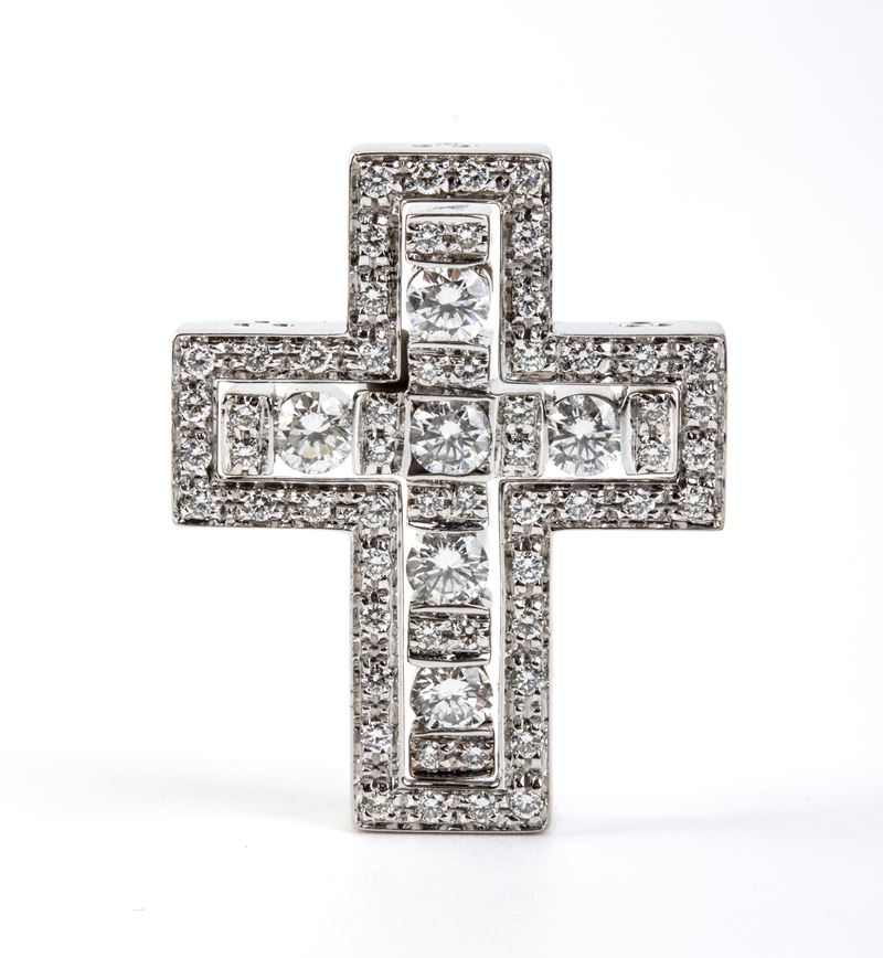 Pendente a croce in oro bianco con diamanti, pavé