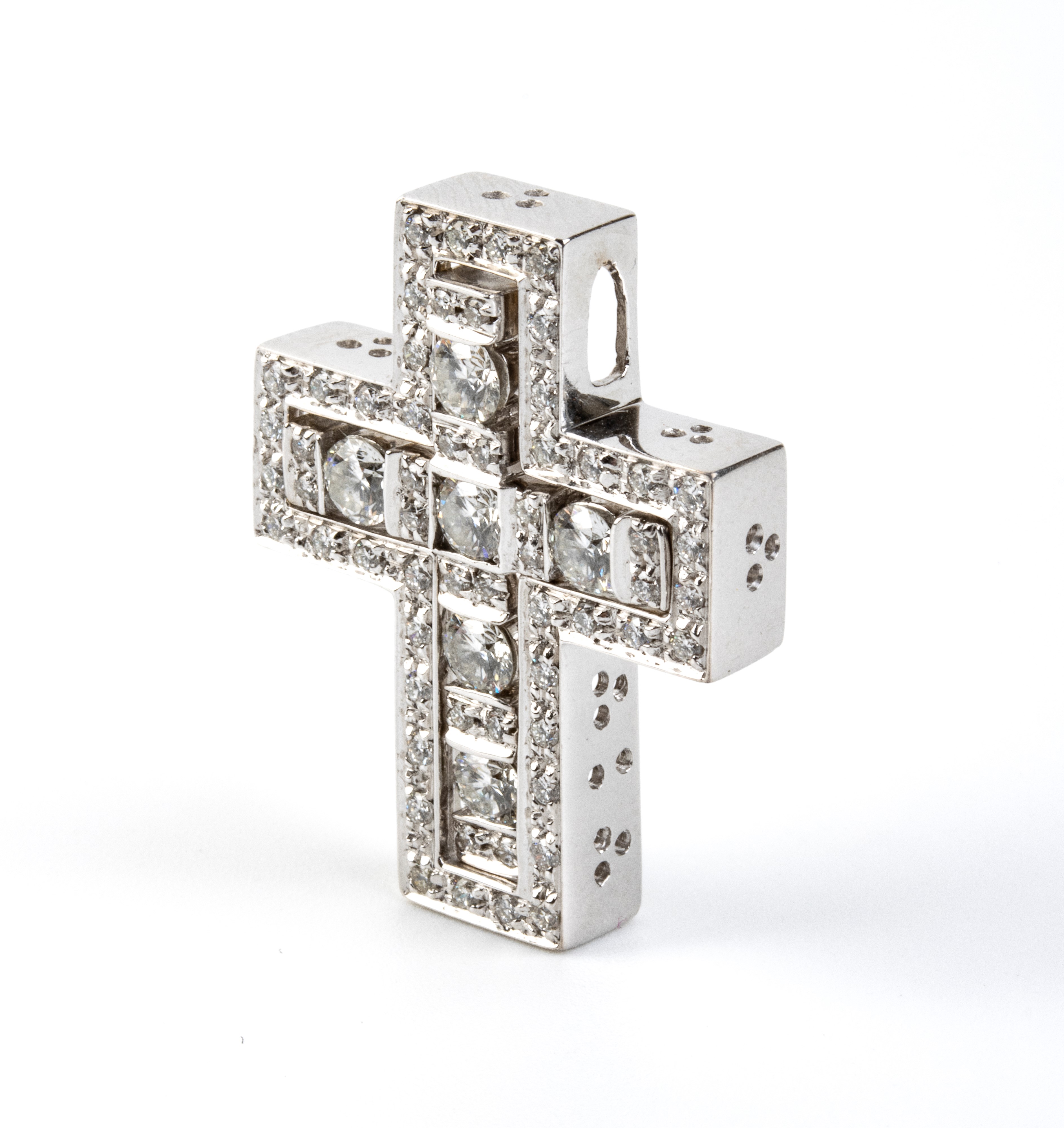 Pendente a croce in oro bianco con diamanti, pavé