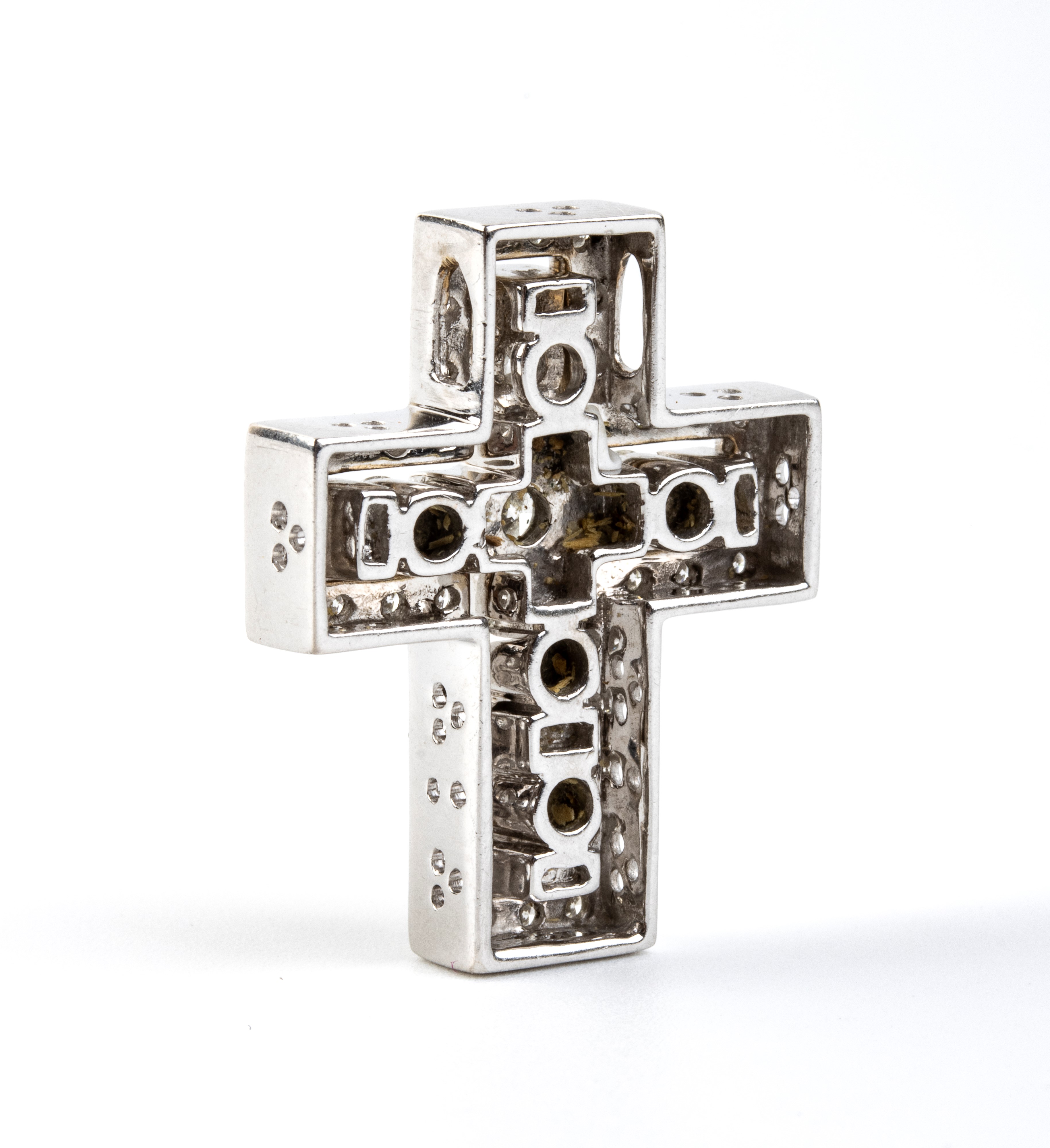 Pendente a croce in oro bianco con diamanti, pavé