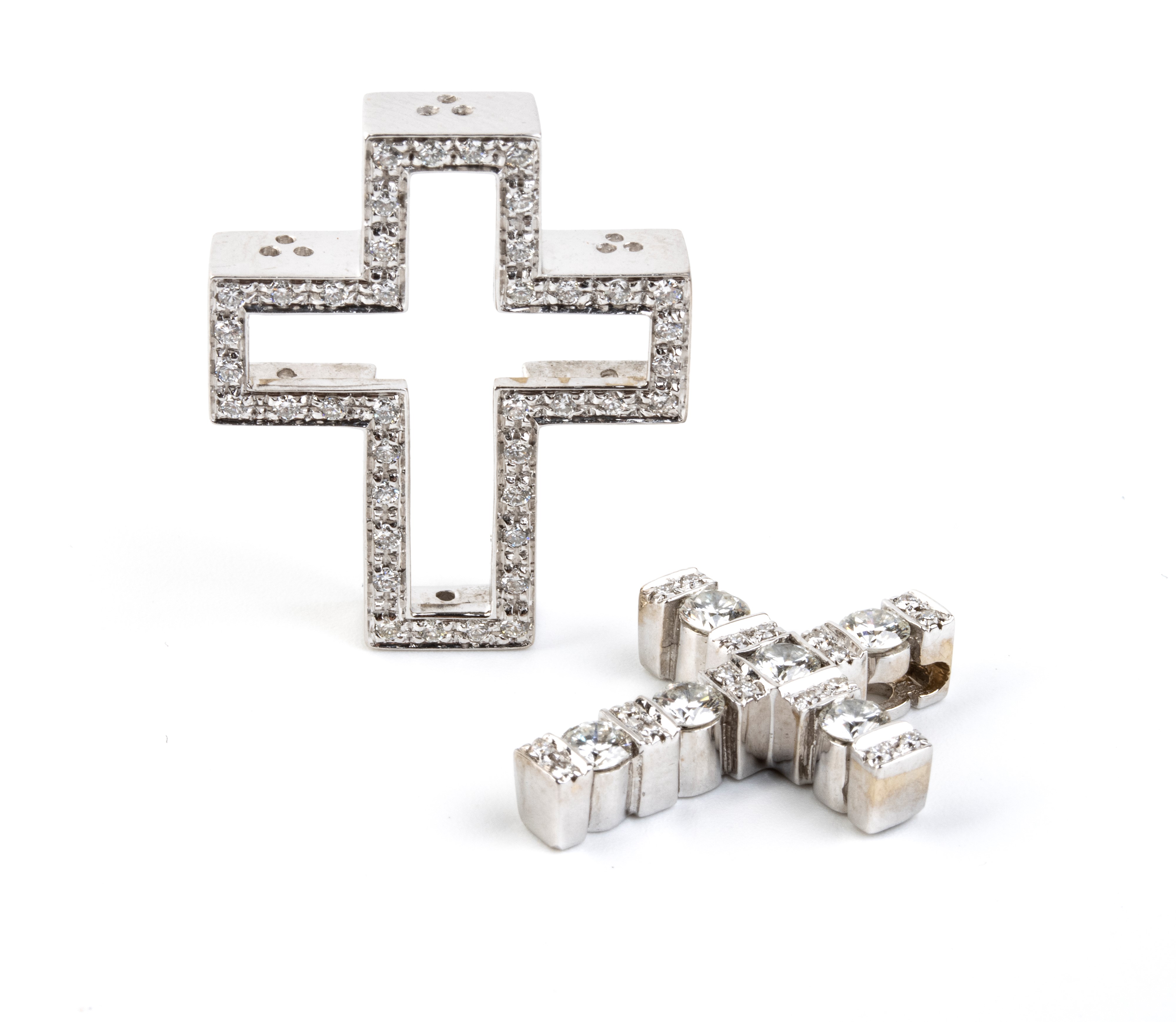 Pendente a croce in oro bianco con diamanti, pavé