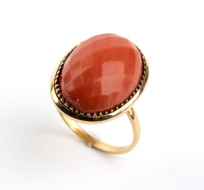 Oro giallo, Anello con cabochon in corallo Mediterraneo (Corallium rubrum)