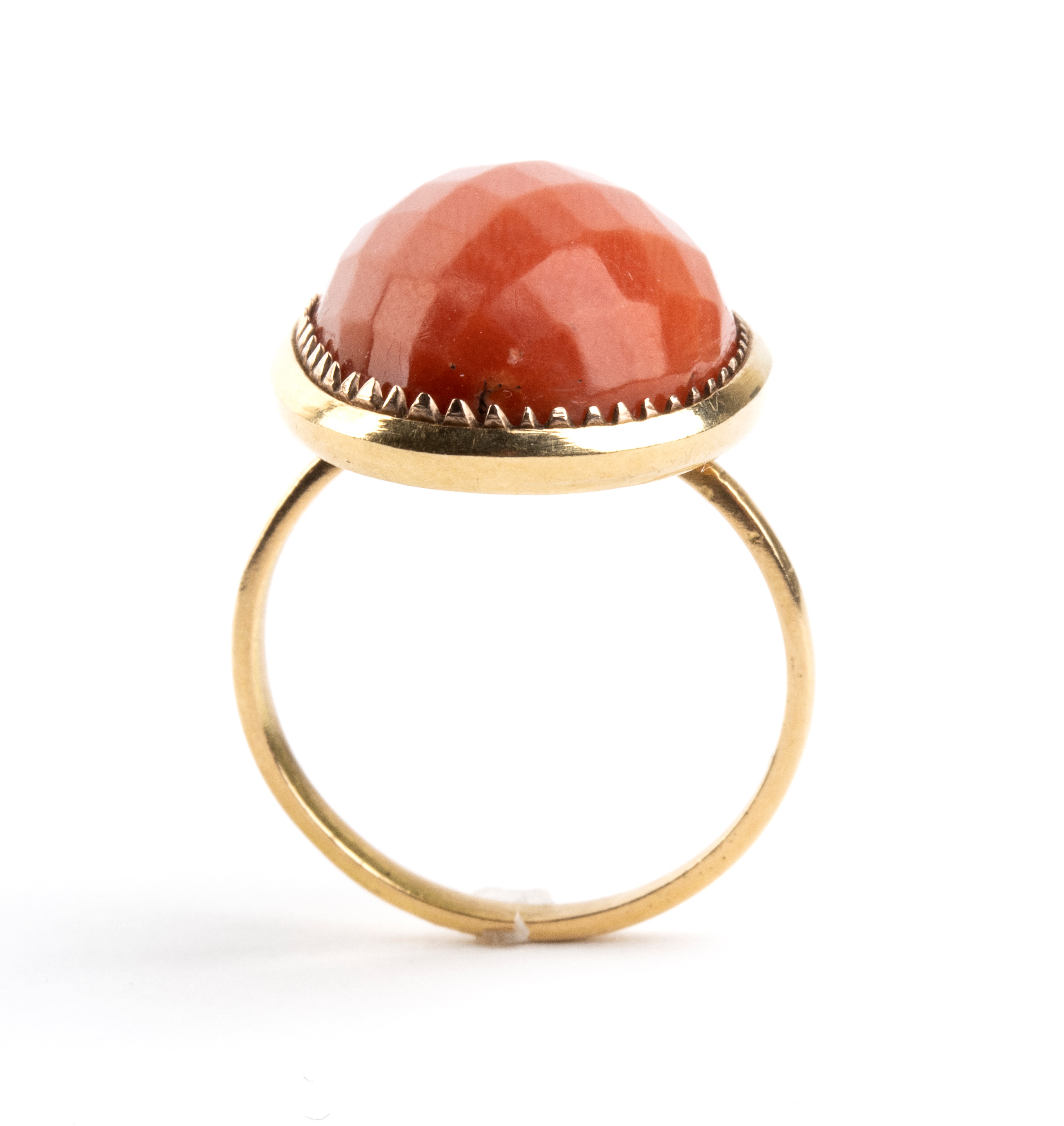 Oro giallo, Anello con cabochon in corallo Mediterraneo (Corallium rubrum)
