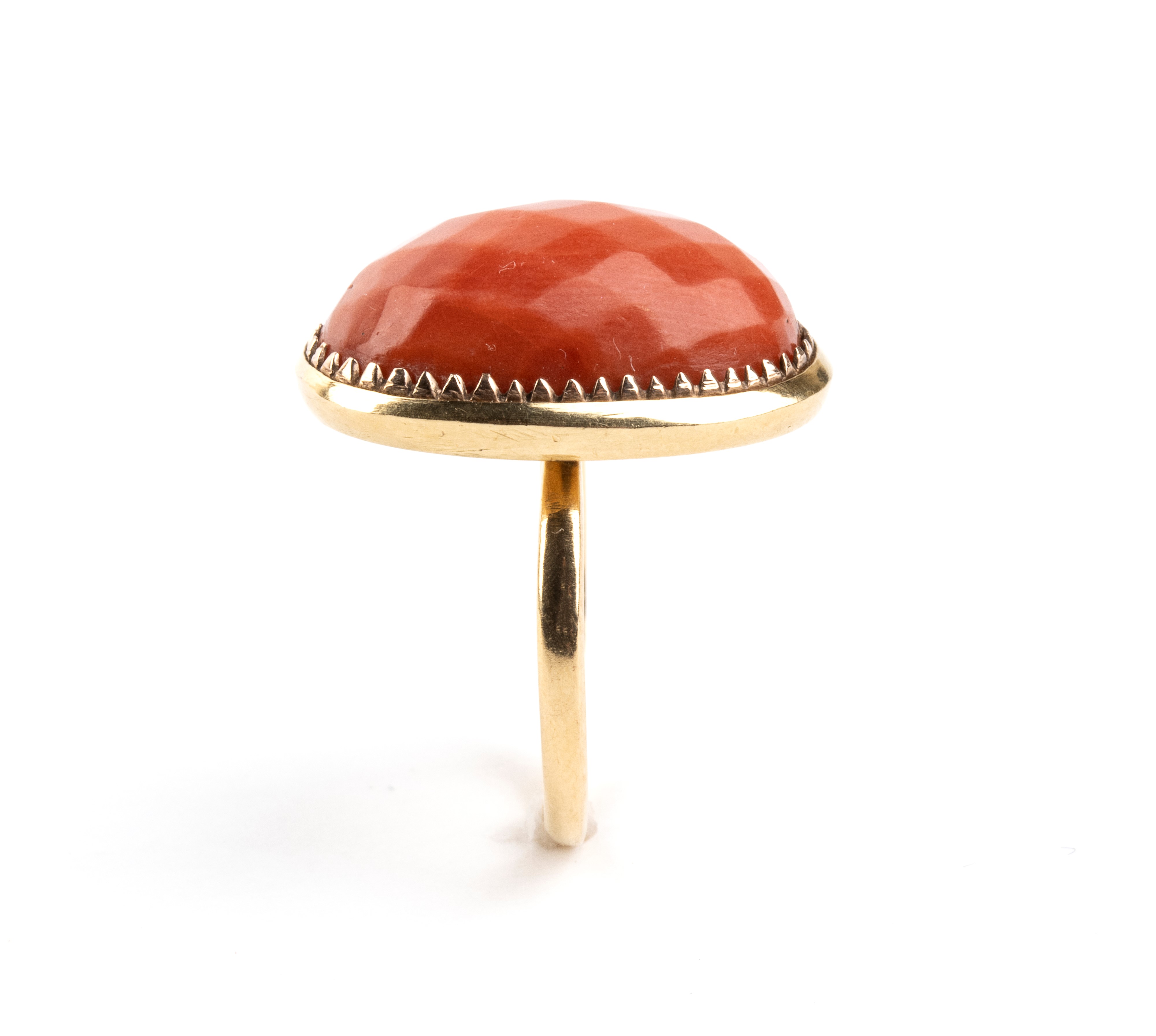 Oro giallo, Anello con cabochon in corallo Mediterraneo (Corallium rubrum)
