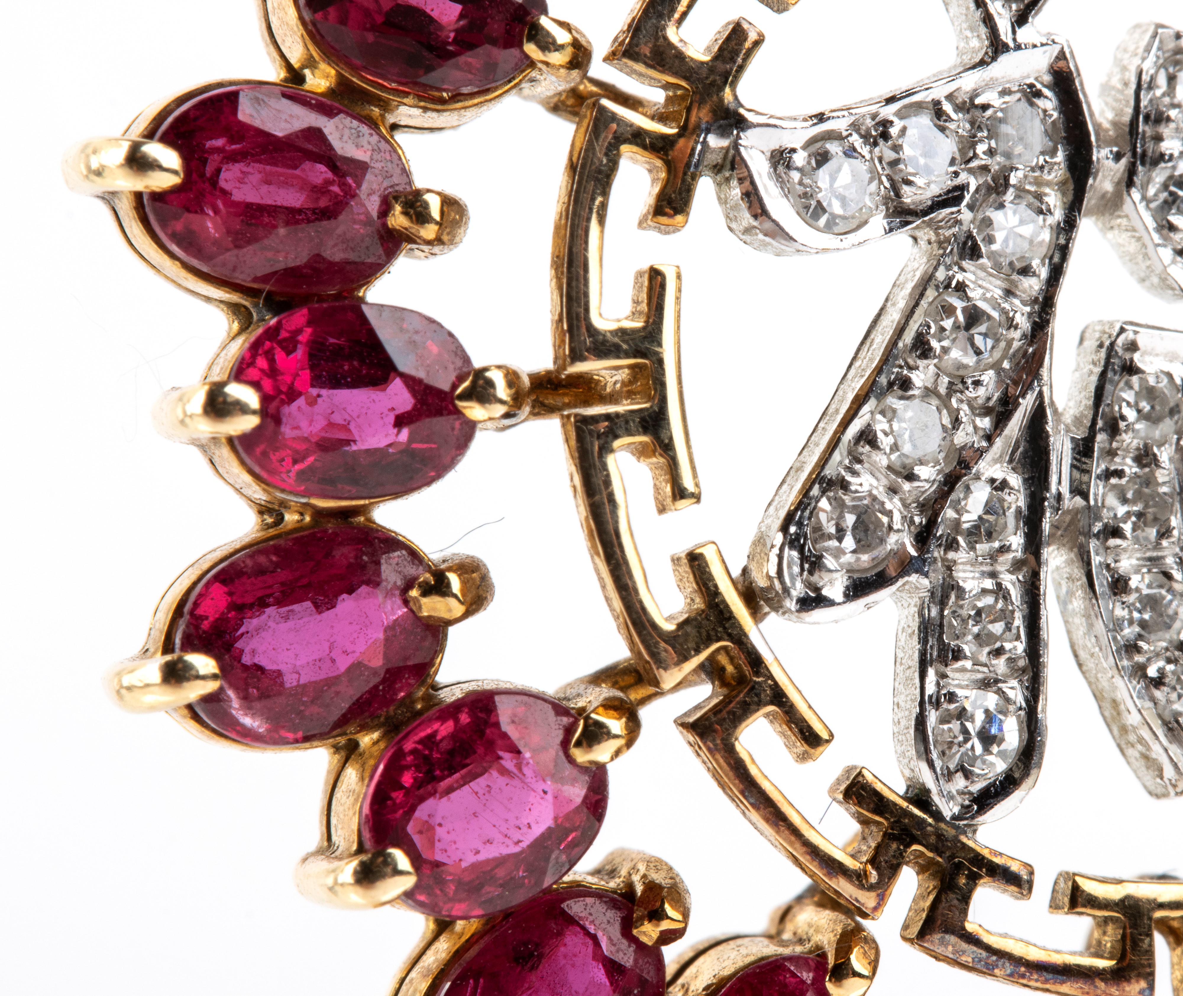 Oro 14k, pendente con iscrizione in diamanti, rubini e diamanti