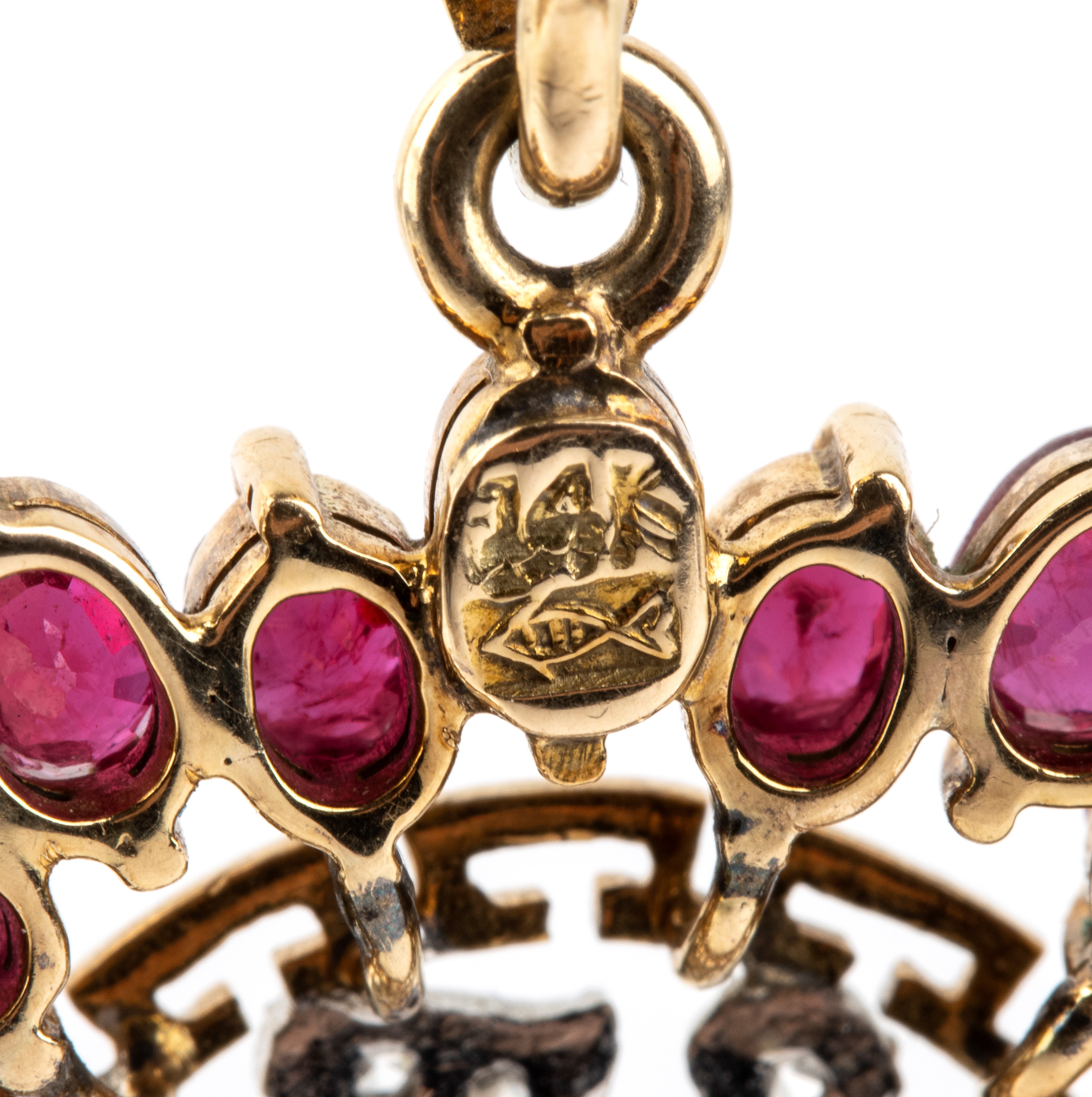 Oro 14k, pendente con iscrizione in diamanti, rubini e diamanti