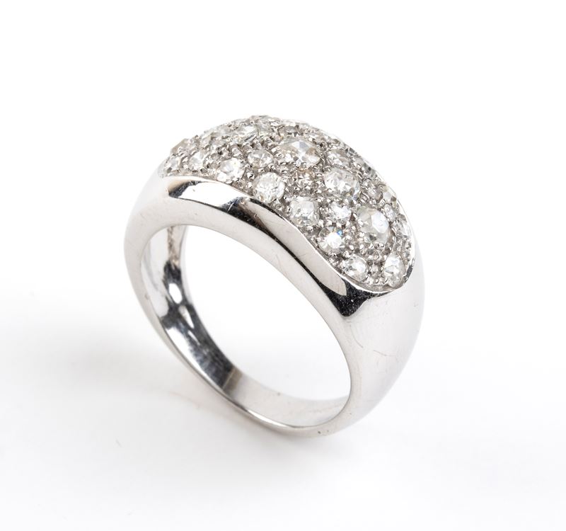 Anello in oro bianco con pavé di diamanti