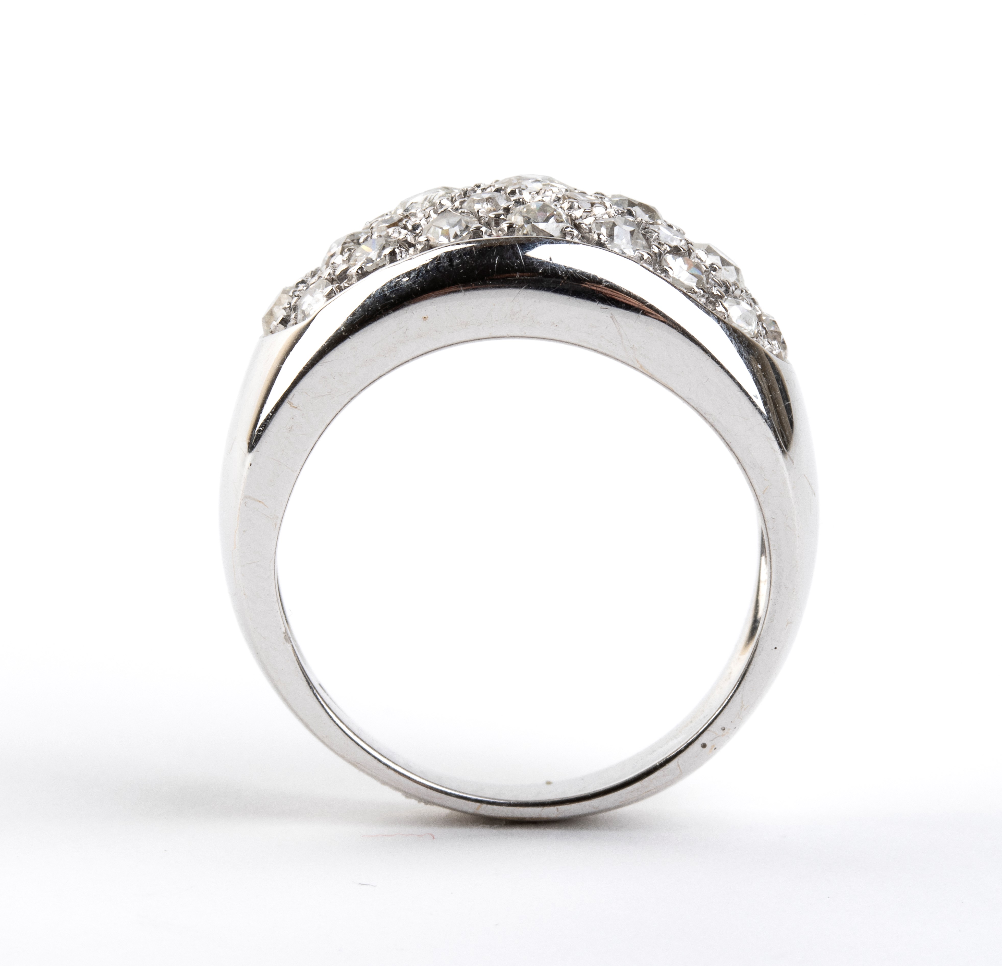 Anello in oro bianco con pavé di diamanti