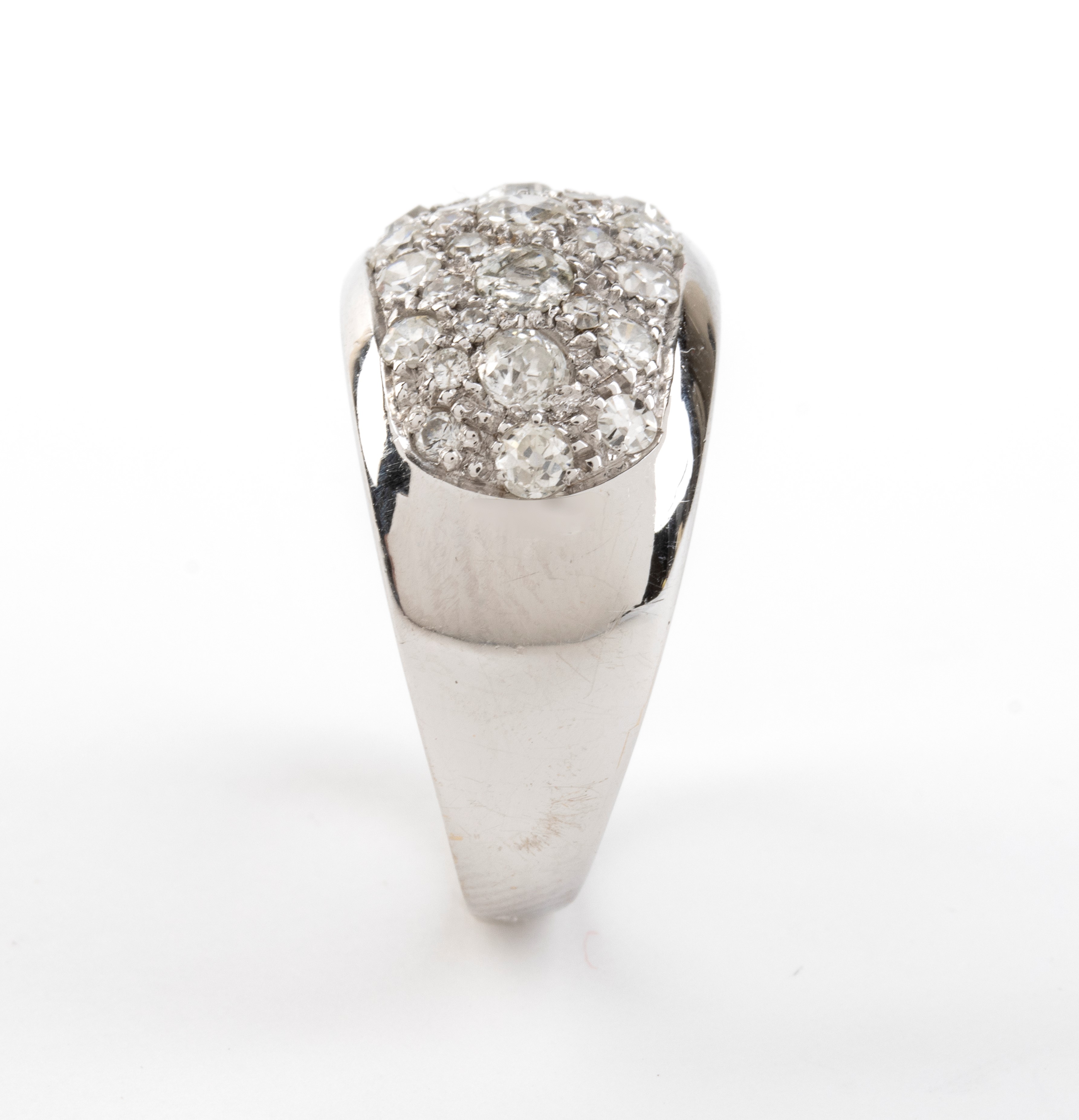 Anello in oro bianco con pavé di diamanti