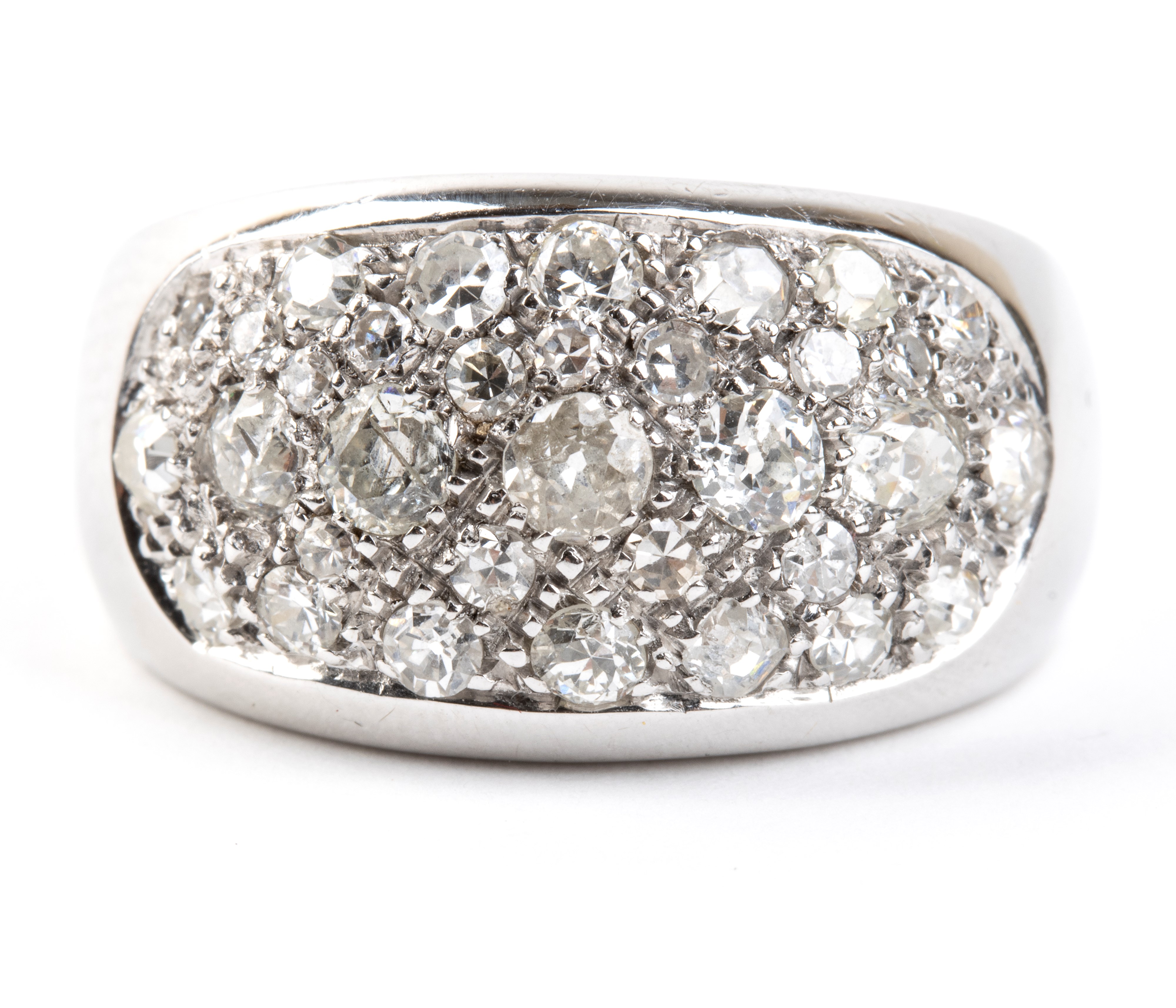 Anello in oro bianco con pavé di diamanti