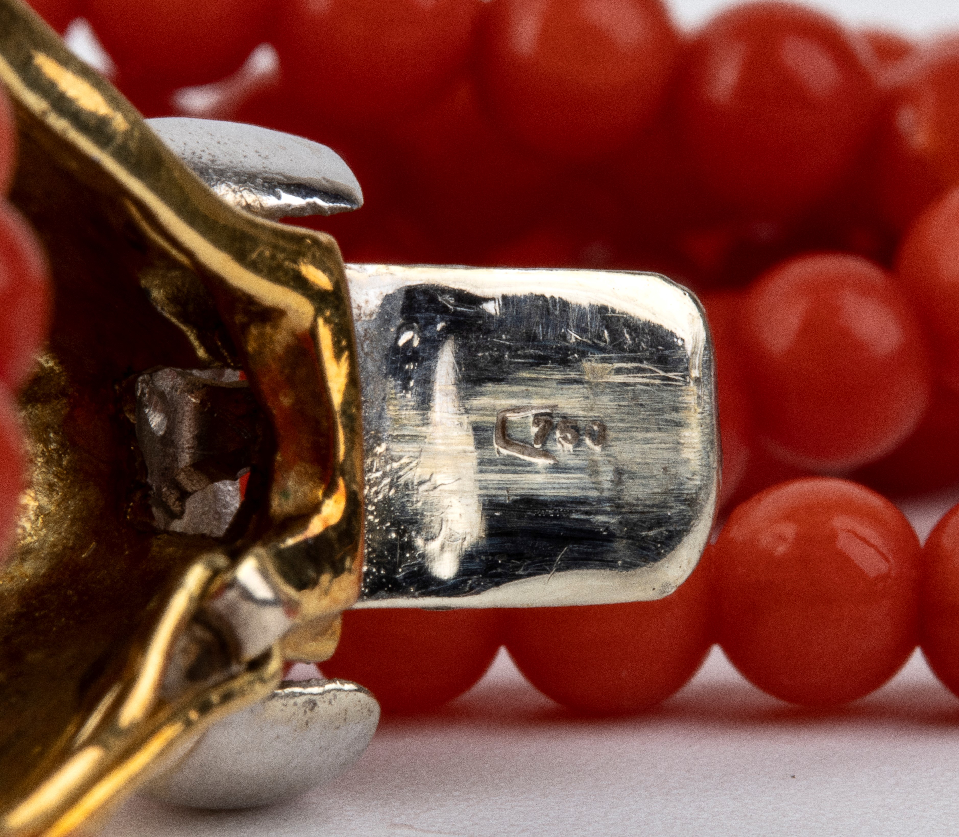 Girocollo a torsade con corallo Mediterraneo (Corallium rubrum) in oro 18 kt e diamanti