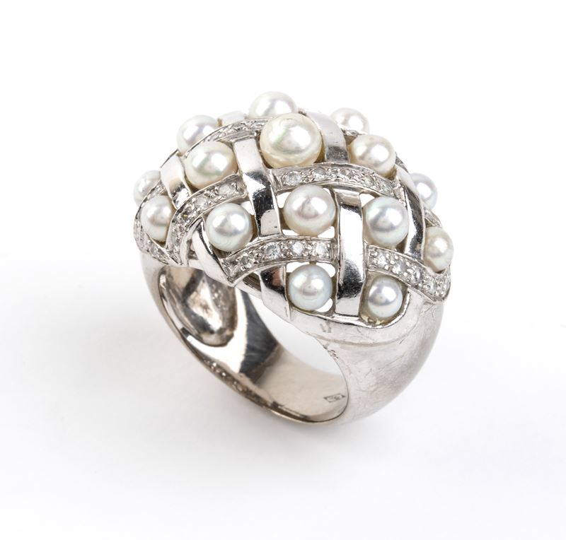Oro bianco 18k, anello a fascia con perle coltivate e diamanti