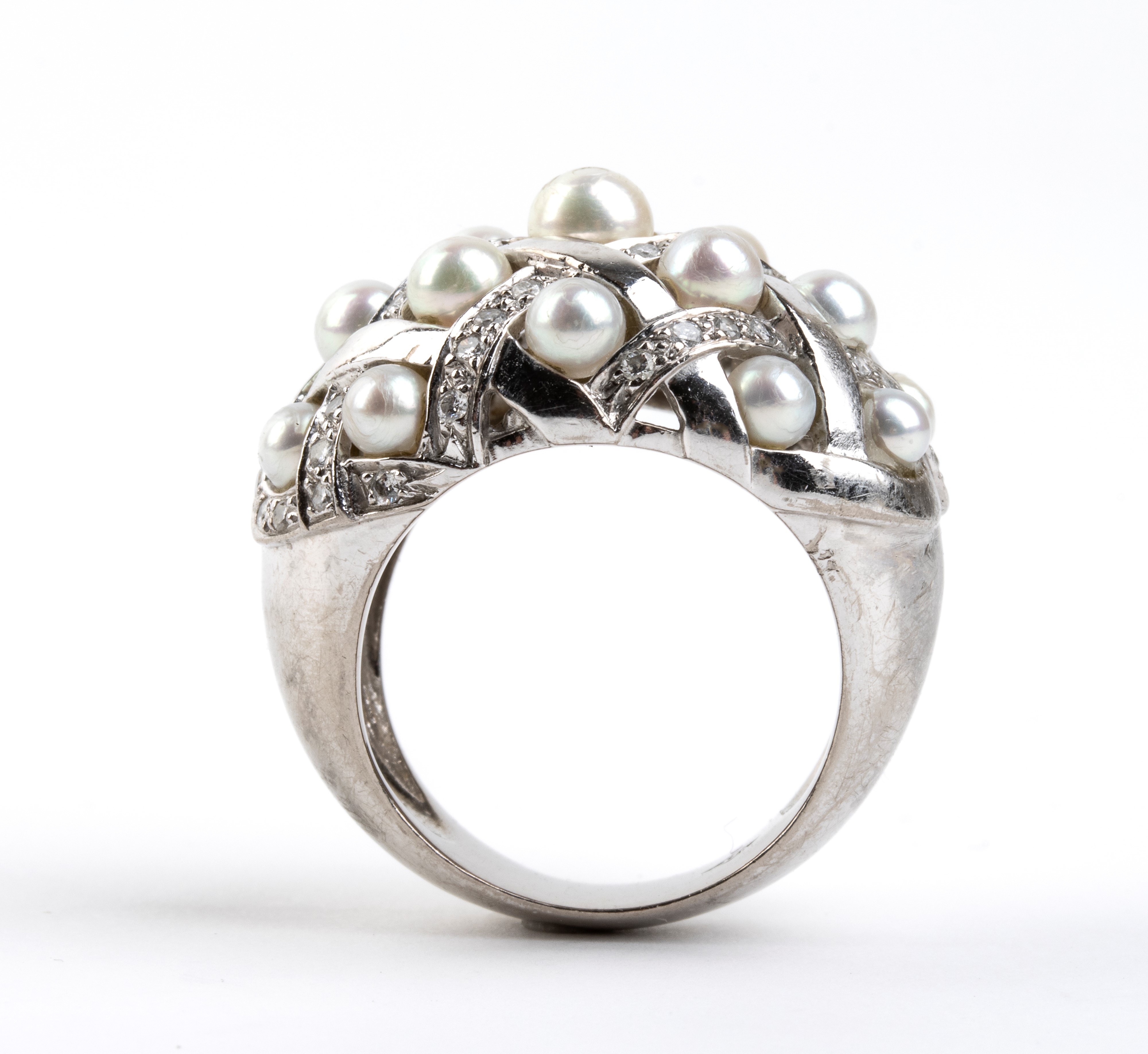Oro bianco 18k, anello a fascia con perle coltivate e diamanti