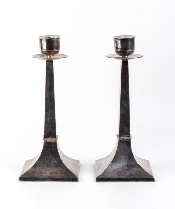 CASSETTI - Coppia di candelieri in argento 