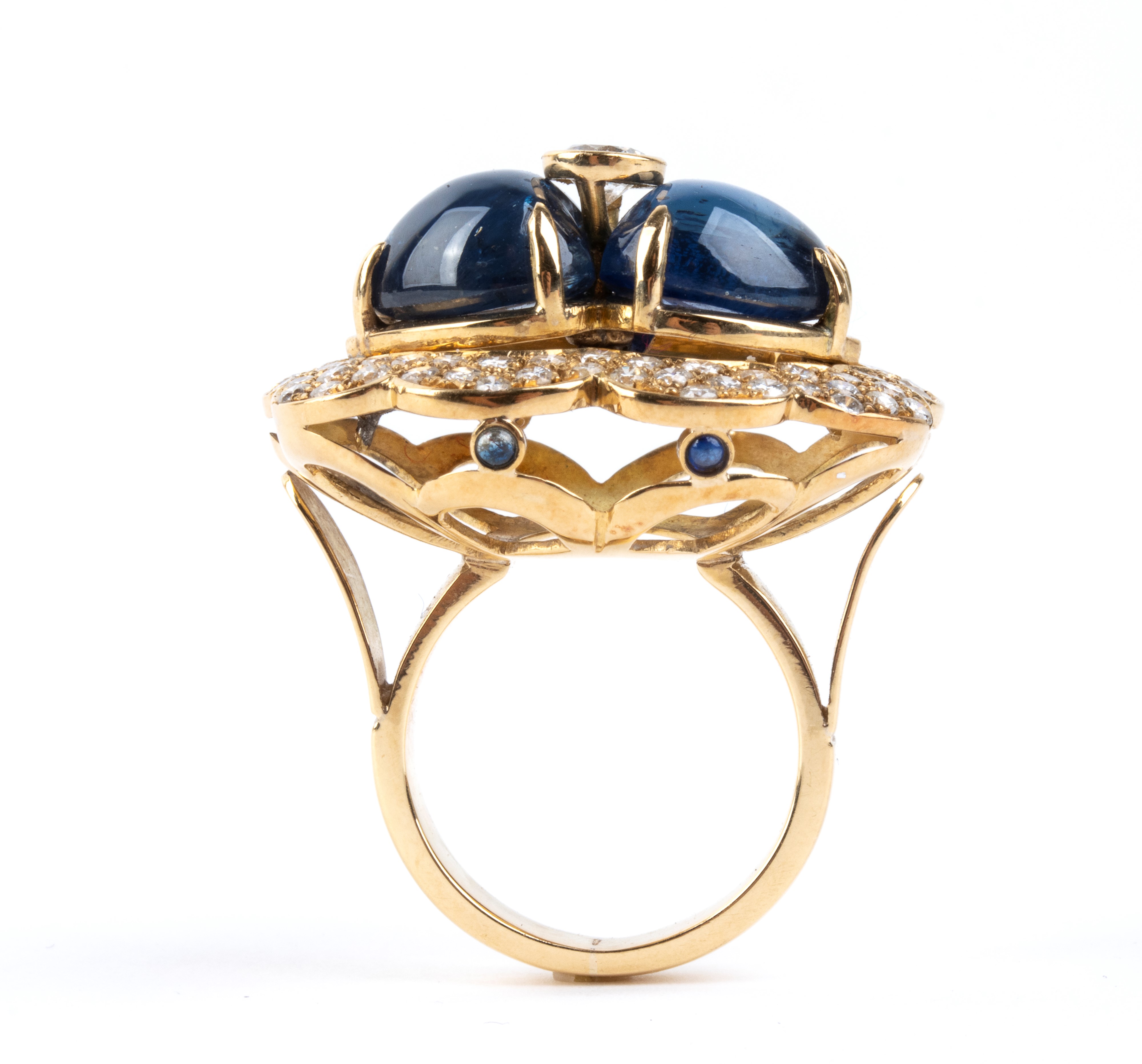 Anello a fiore in oro con zaffiri e diamanti