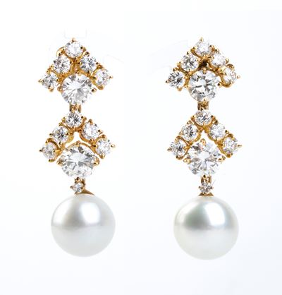 Orecchini pendenti in oro giallo 18k con perle australiane e diamanti