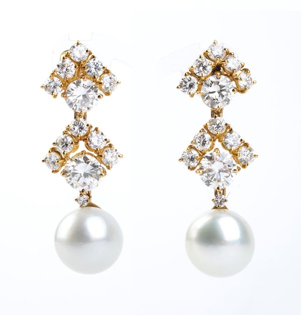 Paio di orecchini pendenti in oro e diamanti