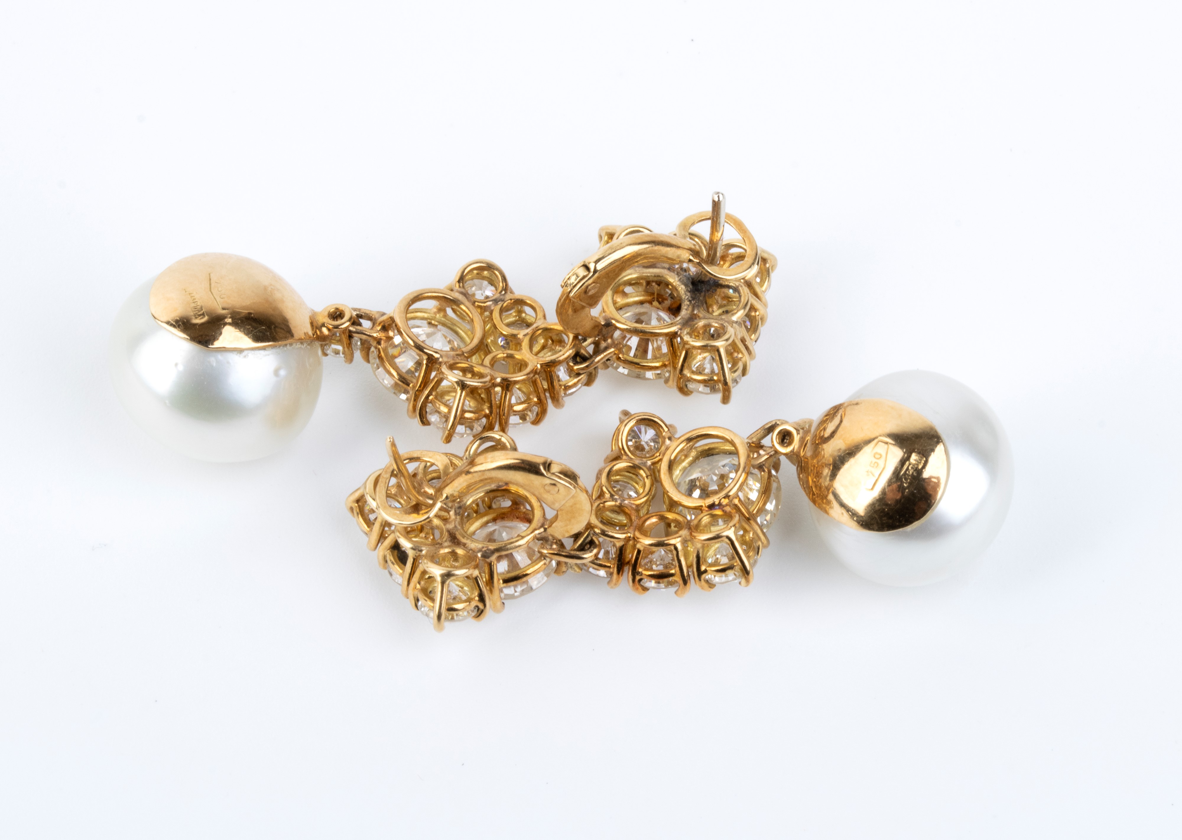 Orecchini pendenti in oro giallo 18k con perle australiane e diamanti