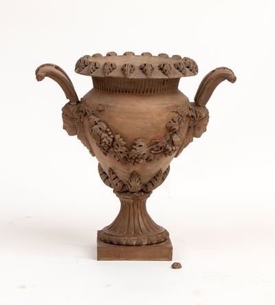 Vaso ad urna in terracotta di gusto neoclassico