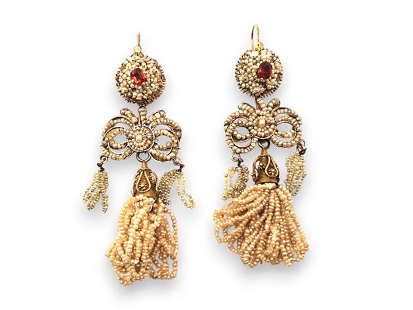 Paio di orecchini pendenti in oro giallo microperle e paste vitree    