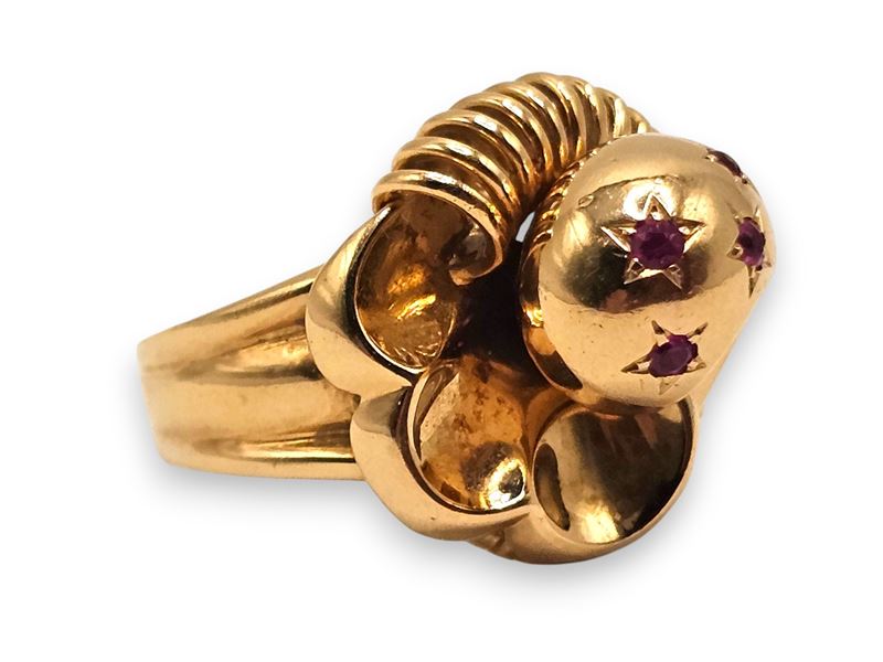 Anello in oro giallo 18k con rubini sintetici, anni '50