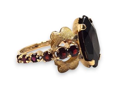 Anello in oro giallo con granati, anni 1960
