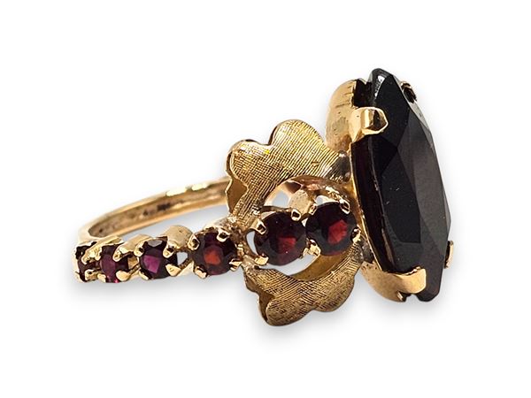Anello in oro con granati