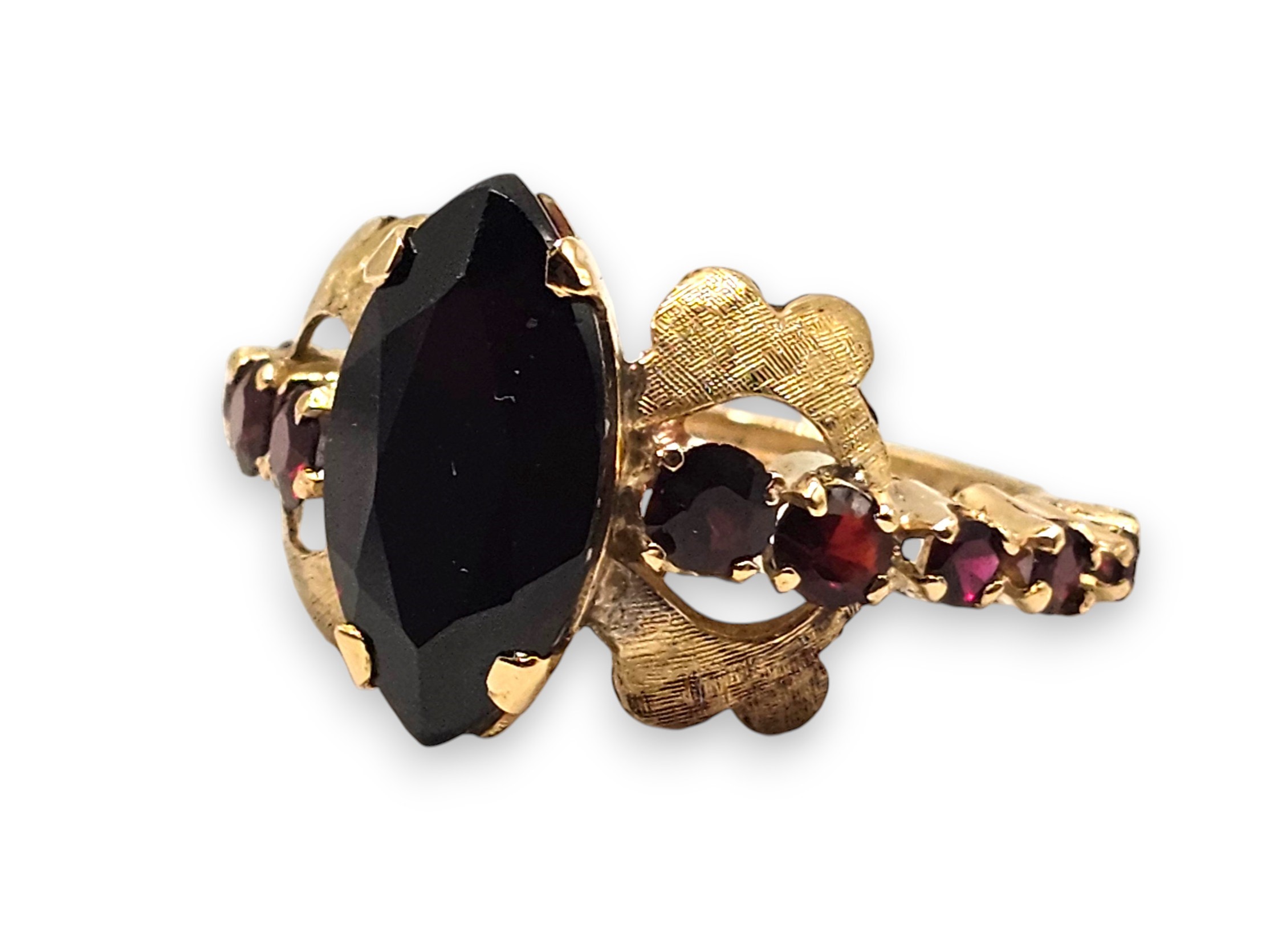 Anello in oro giallo con granati, anni 1960