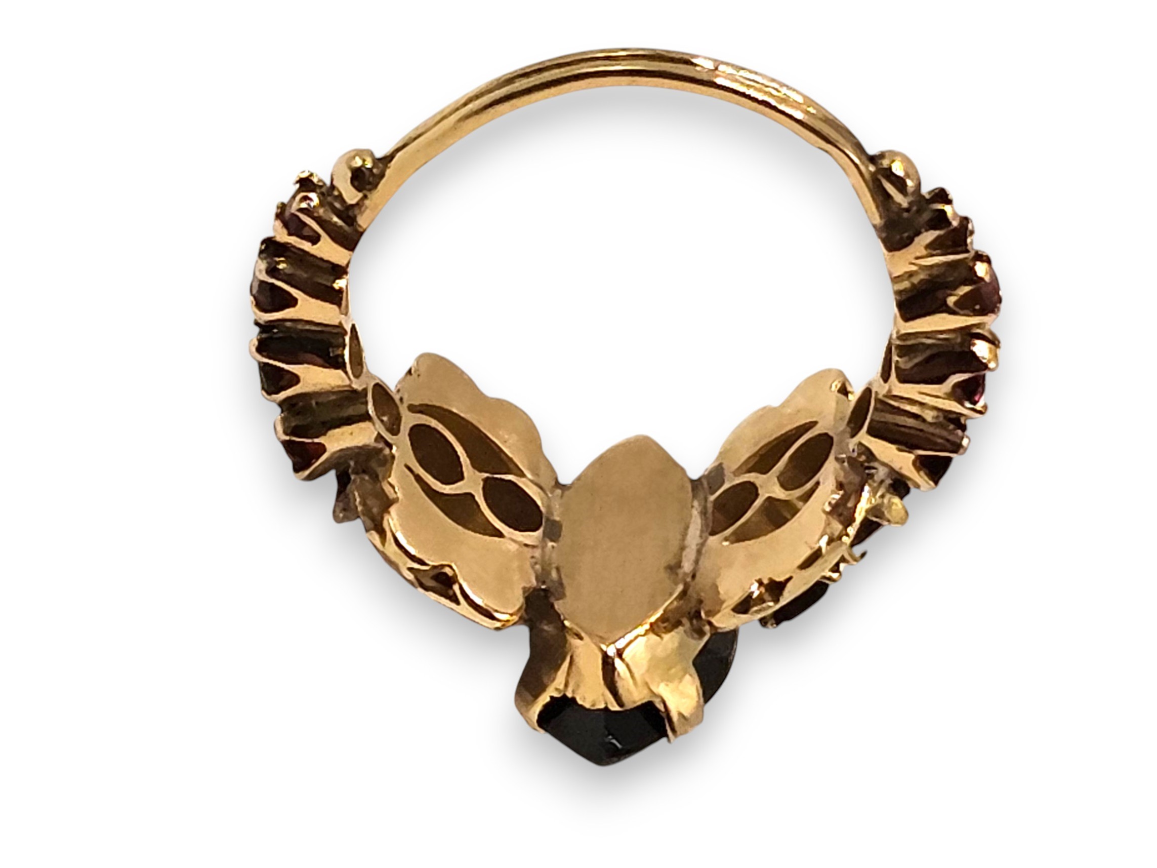 Anello in oro giallo con granati, anni 1960