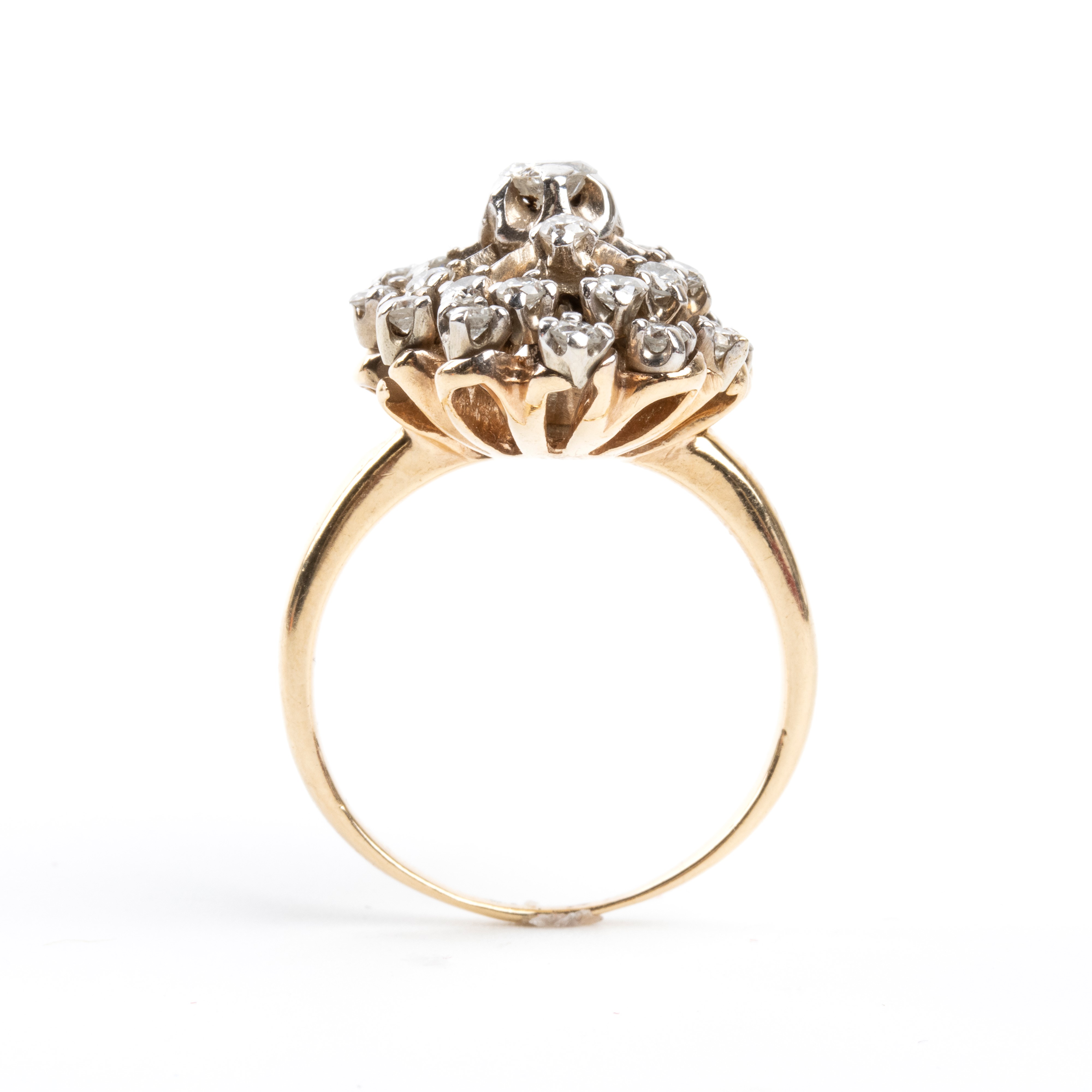 Anello a forma di fiore, oro e diamanti, anni ’40 del XX secolo