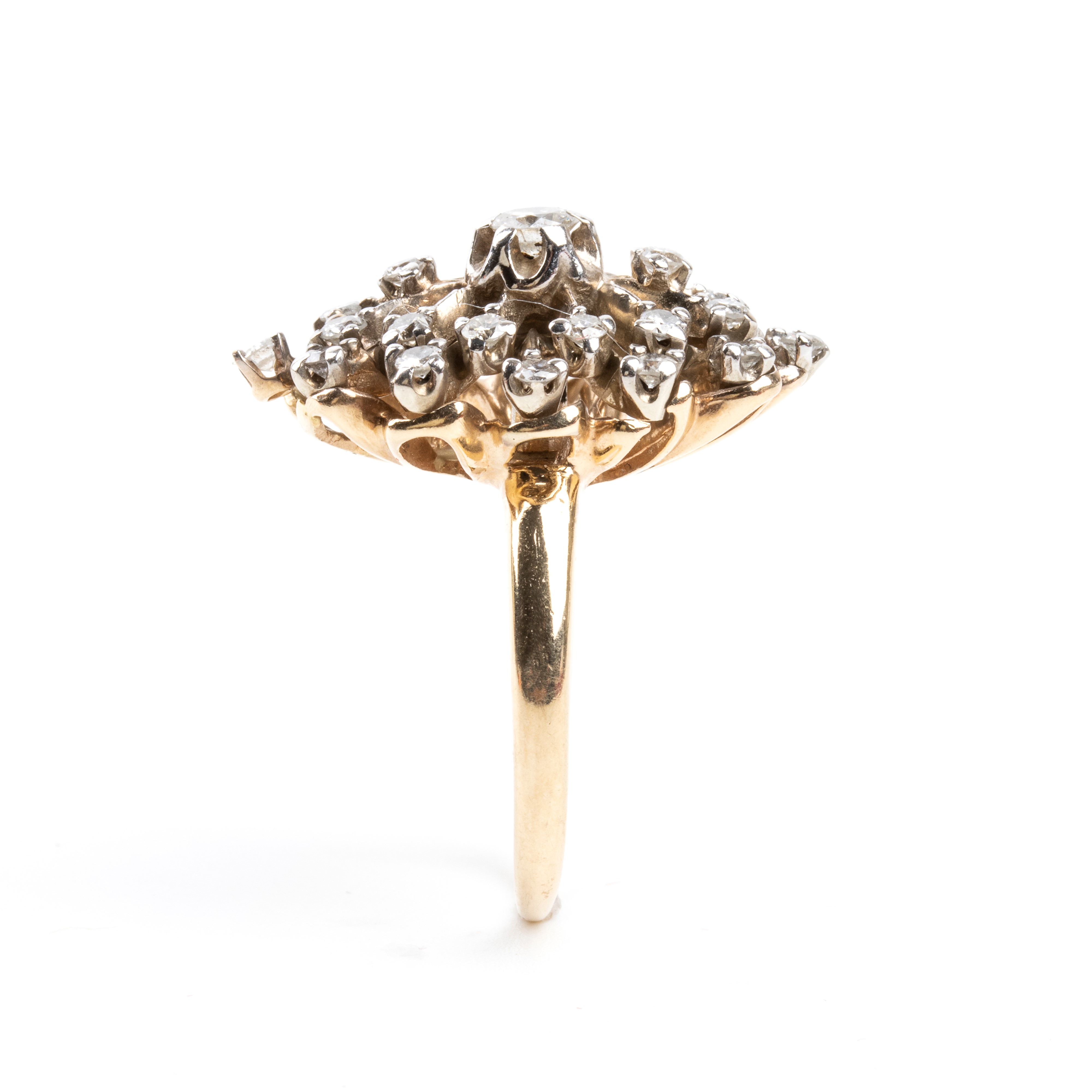 Anello a forma di fiore, oro e diamanti, anni ’40 del XX secolo