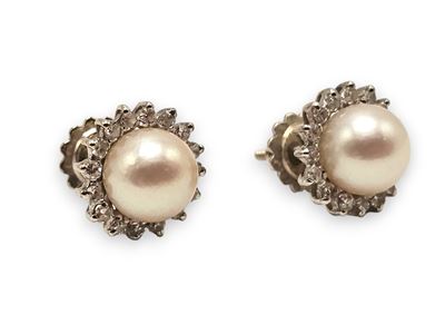 Orecchini, oro bianco 18k con perla coltivata e diamanti (taglio brillante)
