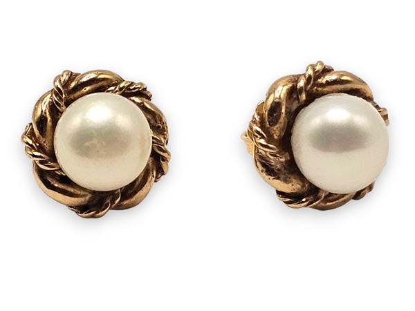 Paio di orecchini in oro e perle di fiume  