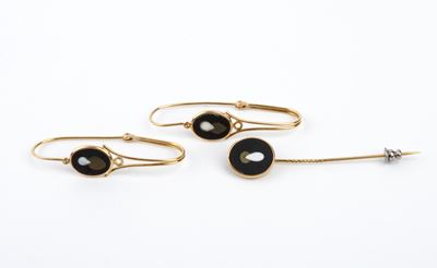 Demi-parure, spillone e orecchini in oro giallo con inserti in pietre dure, inizio XX secolo