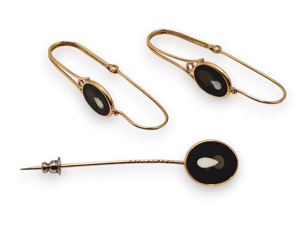 Spilla e paio di orecchini in oro giallo con intarsi in pietre dure     