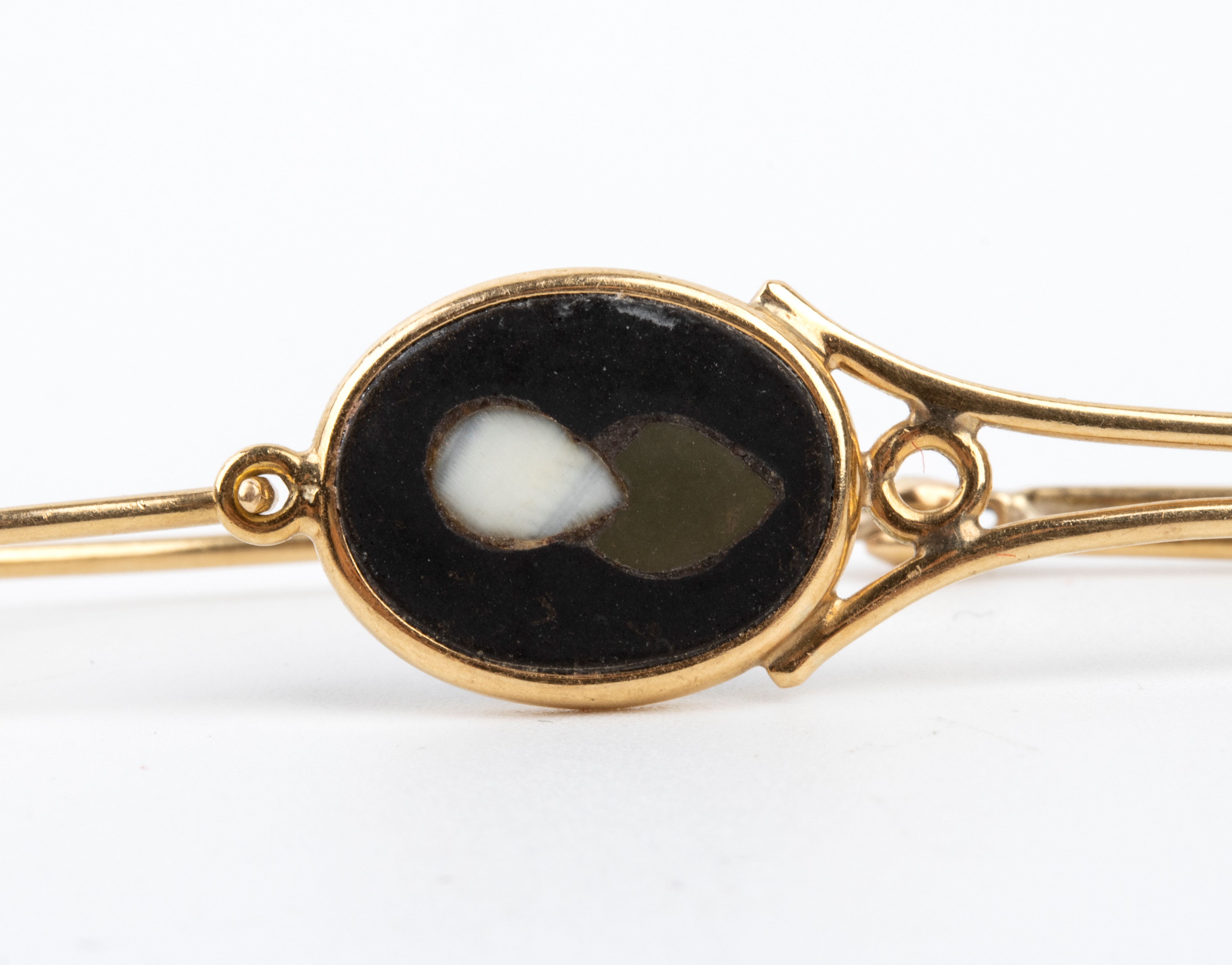 Demi-parure, spillone e orecchini in oro giallo con inserti in pietre dure, inizio XX secolo