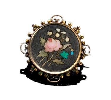 Spilla Art Nouveau, metallo dorato con pietra dura e tessere in materiale vitreo